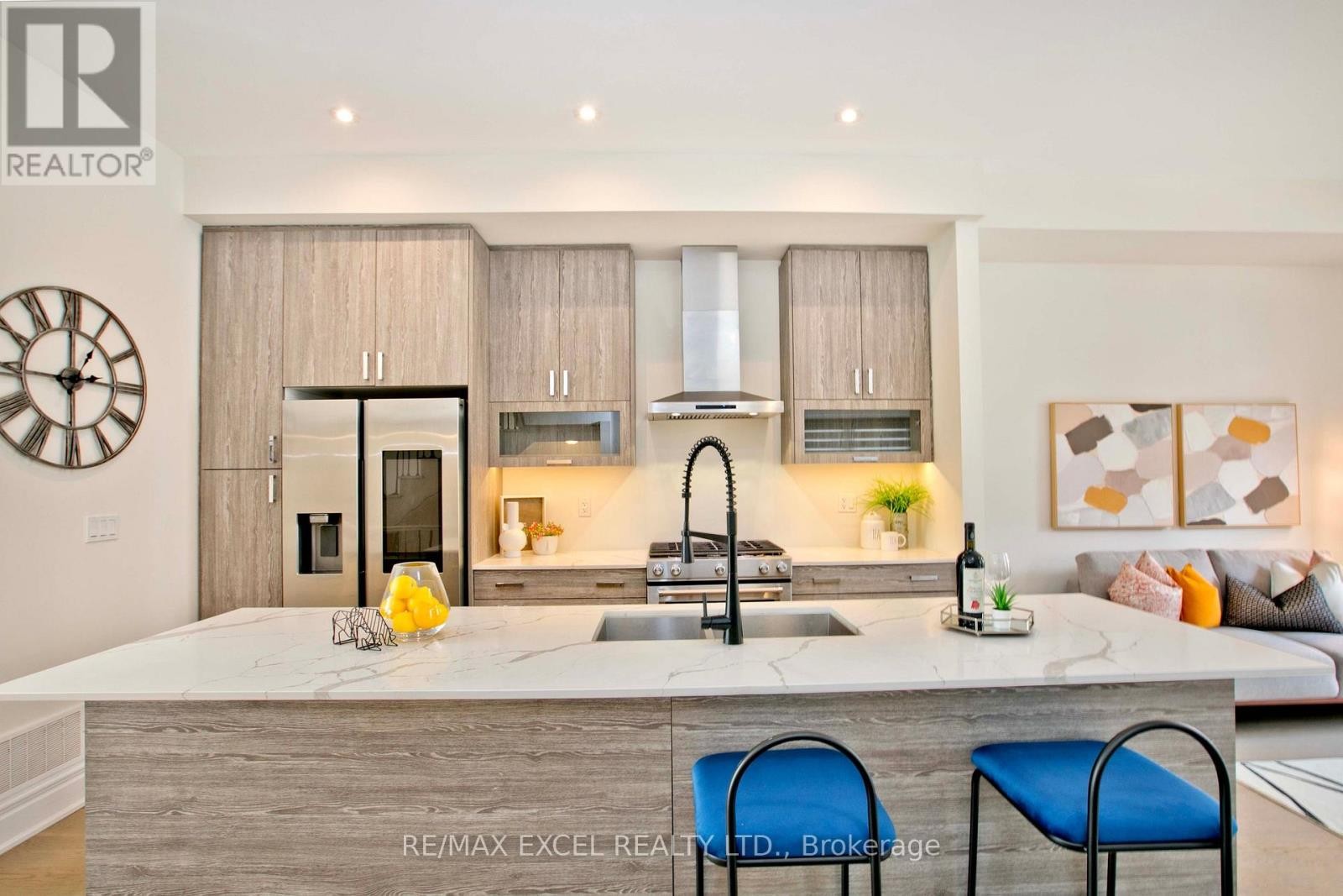 












17 CREDIT LANE

,
Richmond Hill (Jefferson),




Ontario
L4E3M6

