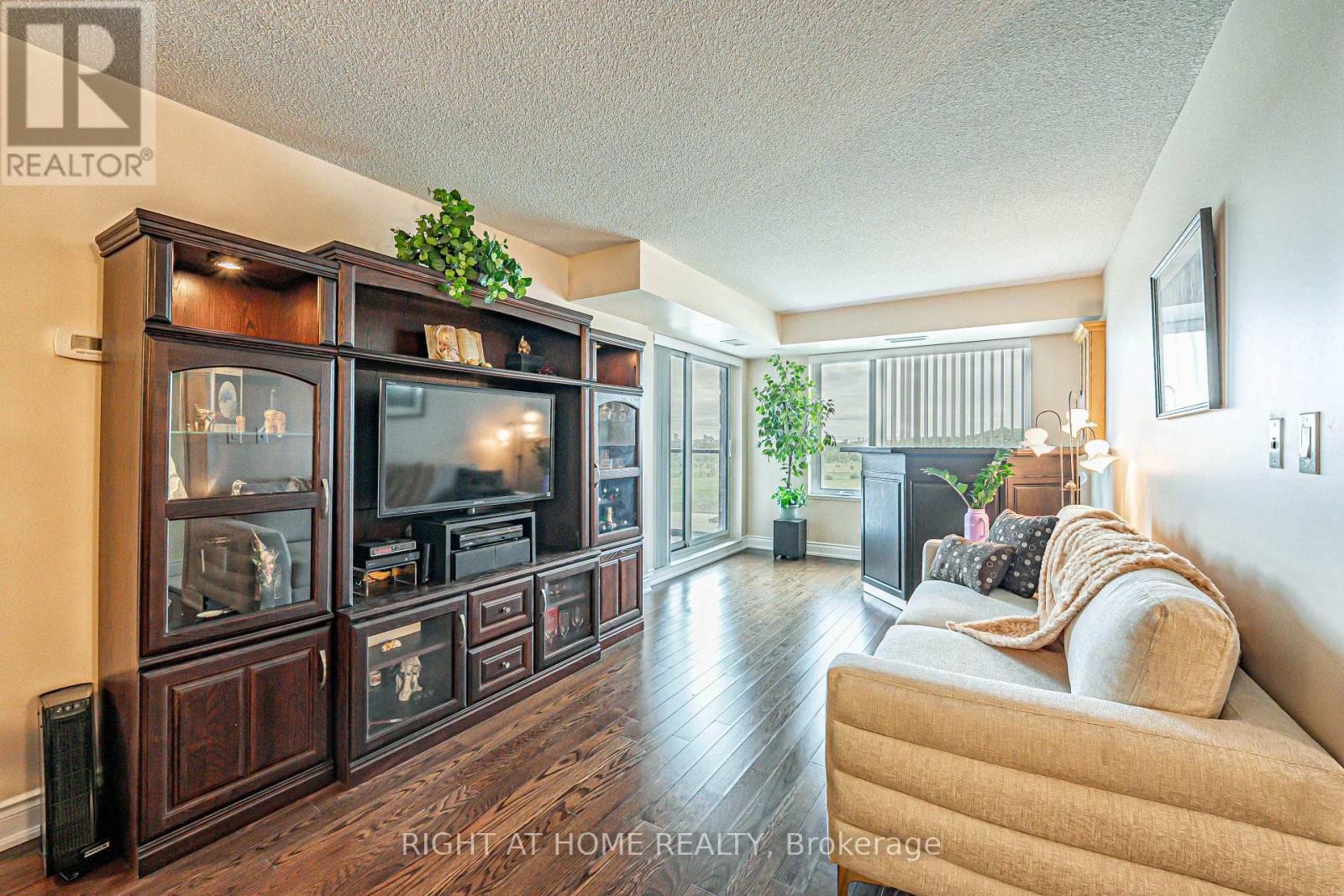 












809 - 273 SOUTH PARK ROAD

,
Markham (Commerce Valley),




Ontario
L3T0B5

