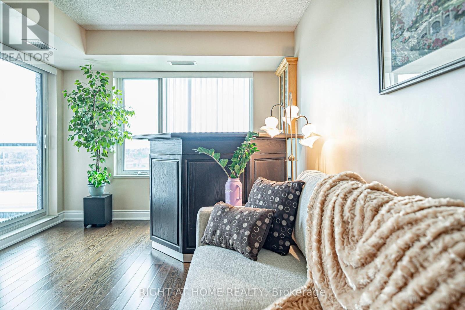 












809 - 273 SOUTH PARK ROAD

,
Markham (Commerce Valley),




Ontario
L3T0B5

