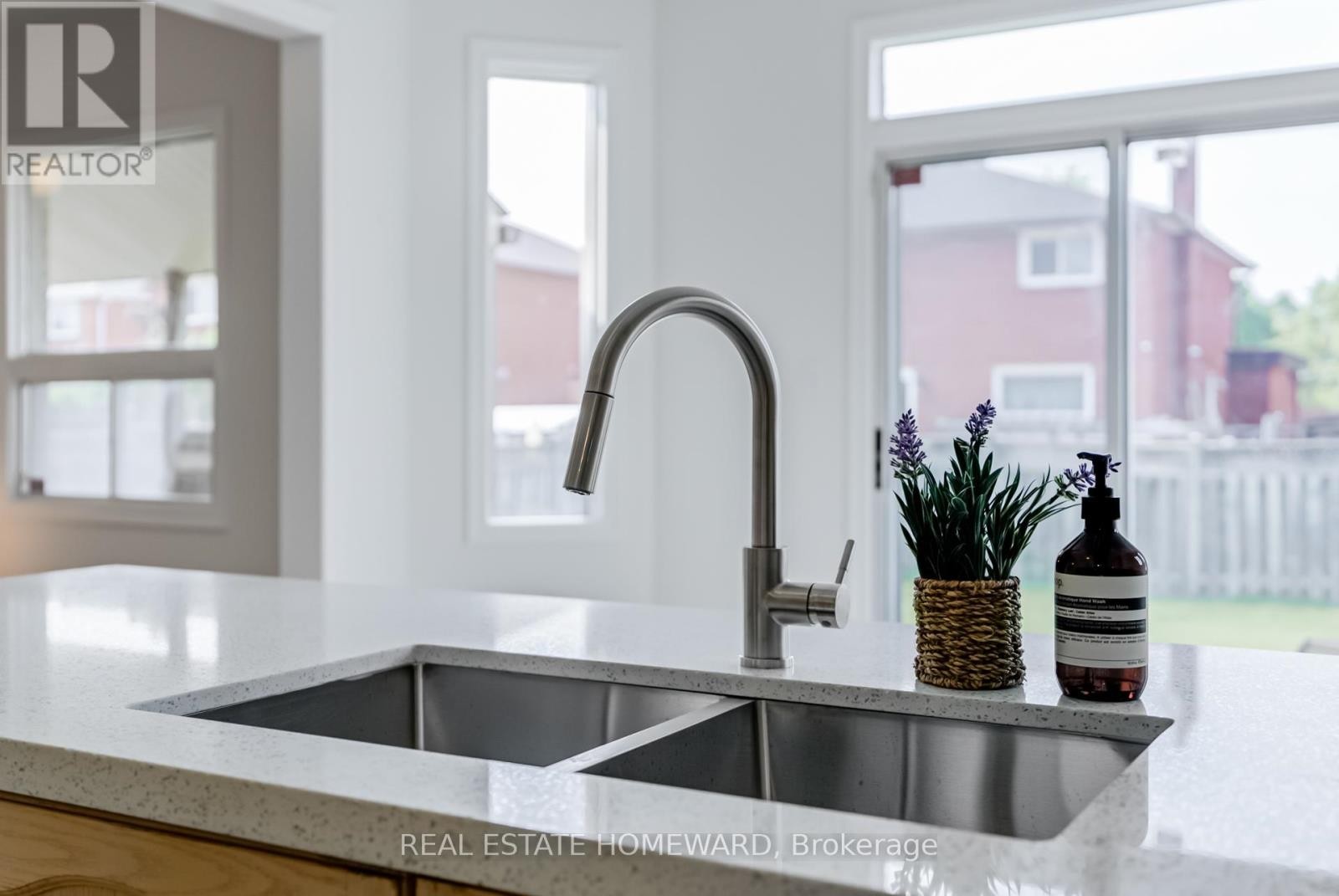 












207 VALENTINA DRIVE

,
Markham (Village Green-South Unionville),




Ontario
L3R4R5

