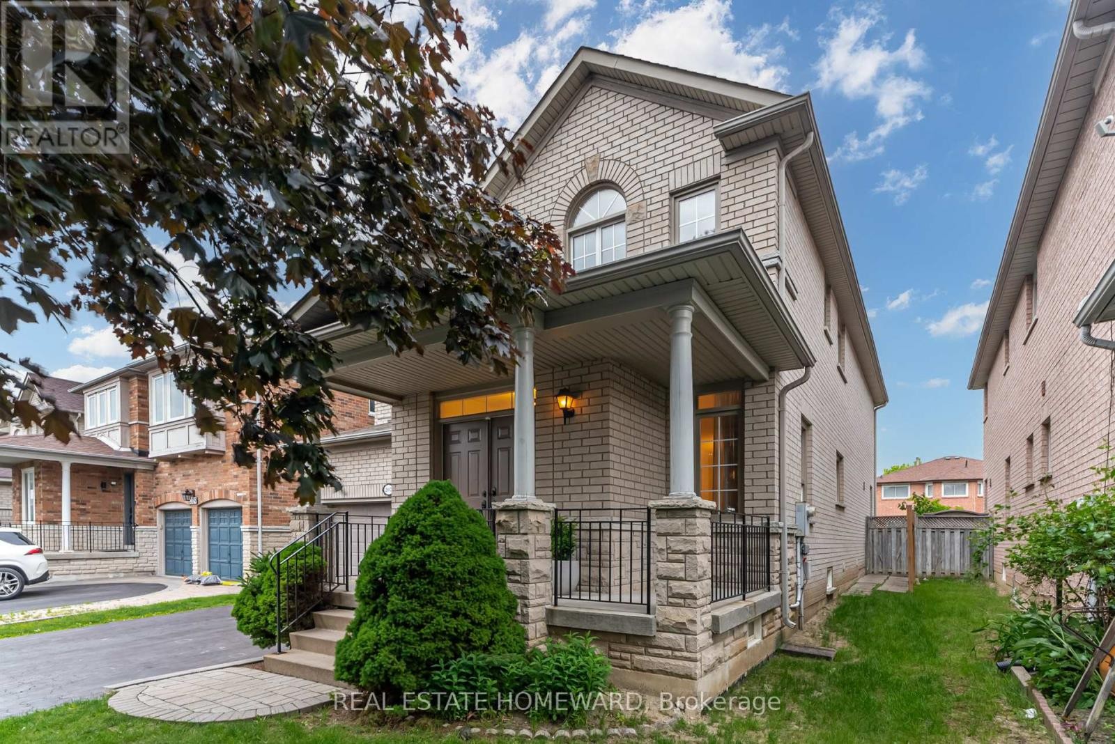 












207 VALENTINA DRIVE

,
Markham (Village Green-South Unionville),




Ontario
L3R4R5

