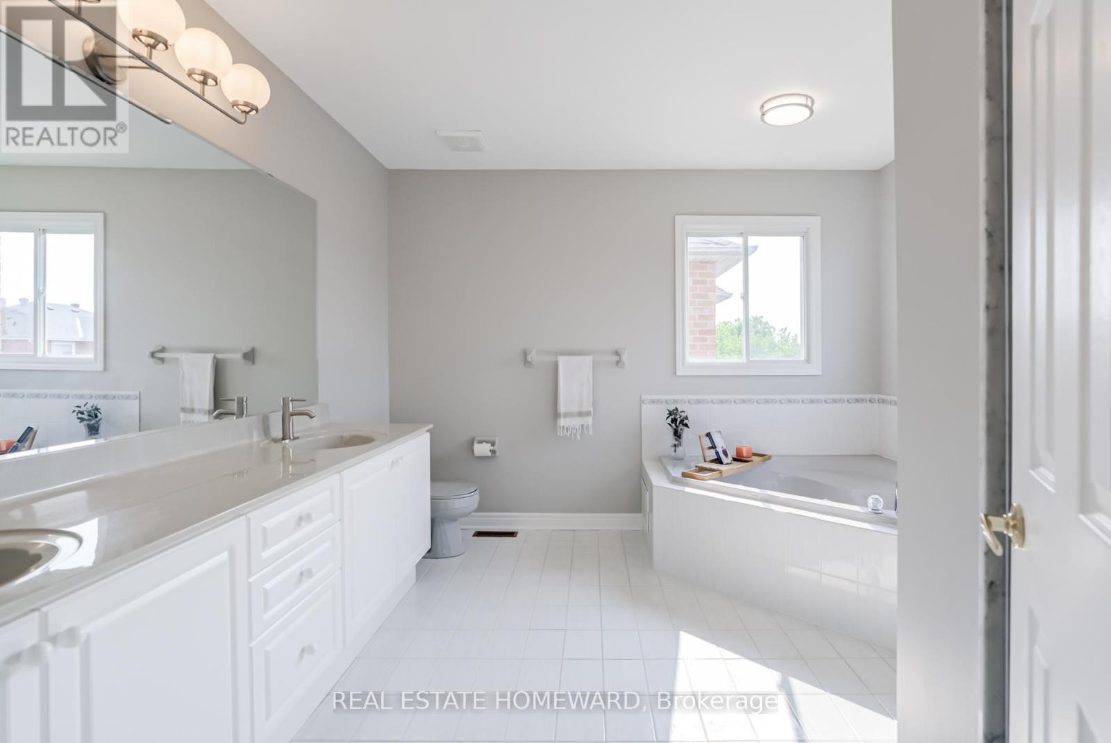 












207 VALENTINA DRIVE

,
Markham (Village Green-South Unionville),




Ontario
L3R4R5

