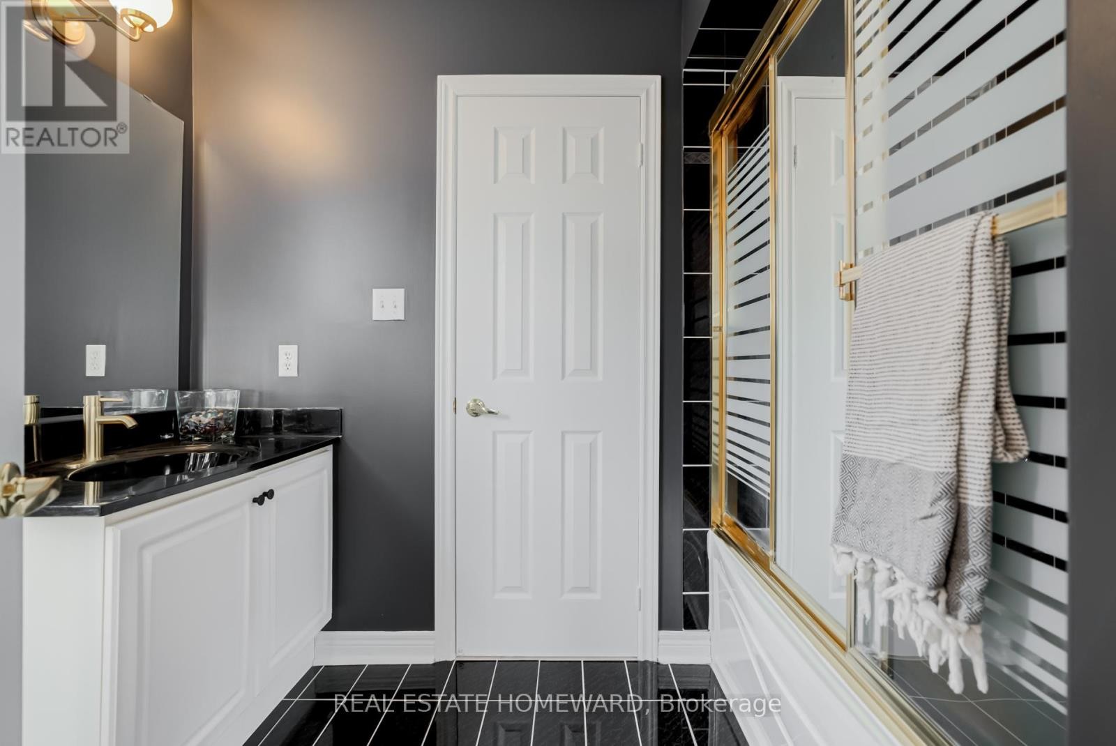 












207 VALENTINA DRIVE

,
Markham (Village Green-South Unionville),




Ontario
L3R4R5

