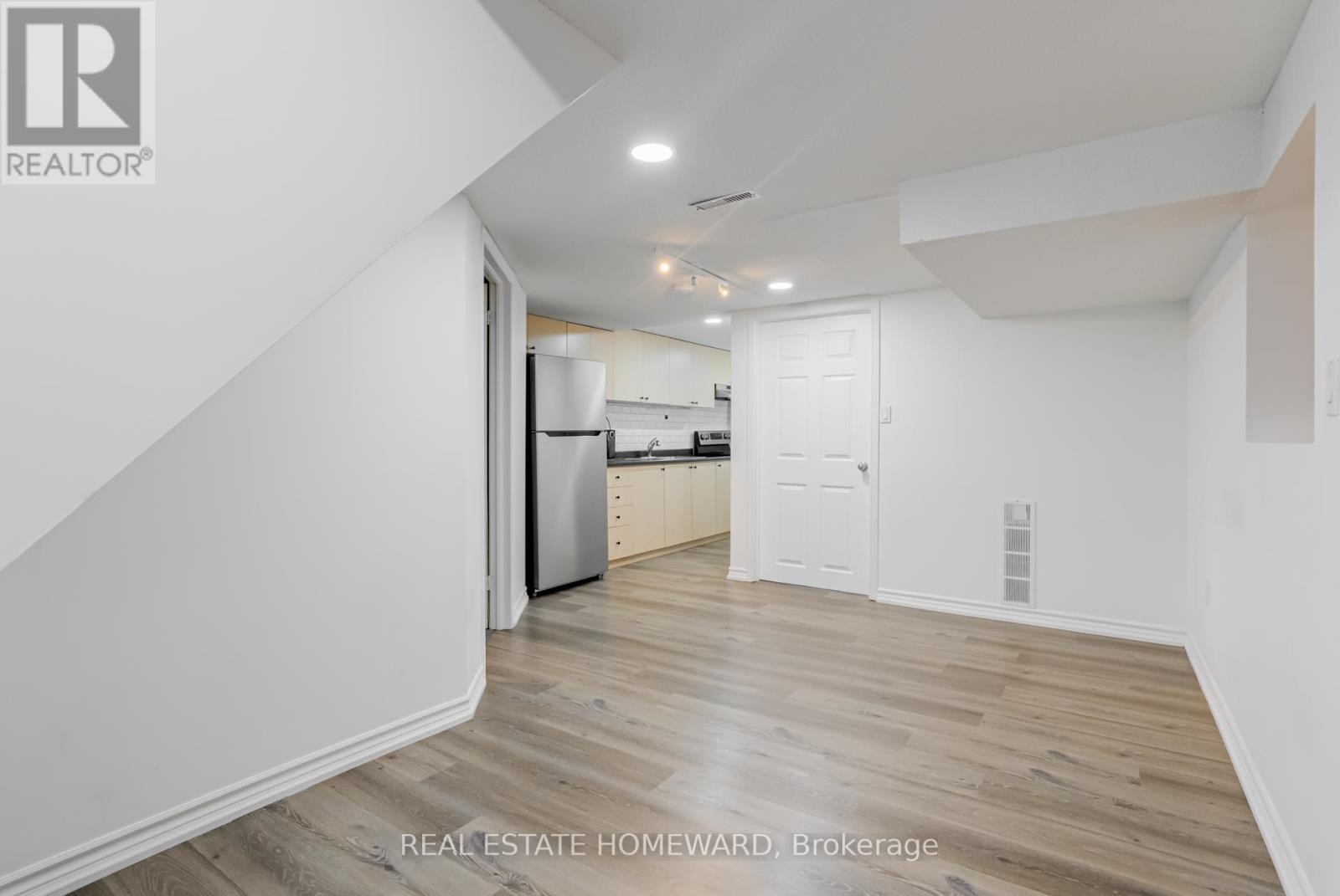 












207 VALENTINA DRIVE

,
Markham (Village Green-South Unionville),




Ontario
L3R4R5

