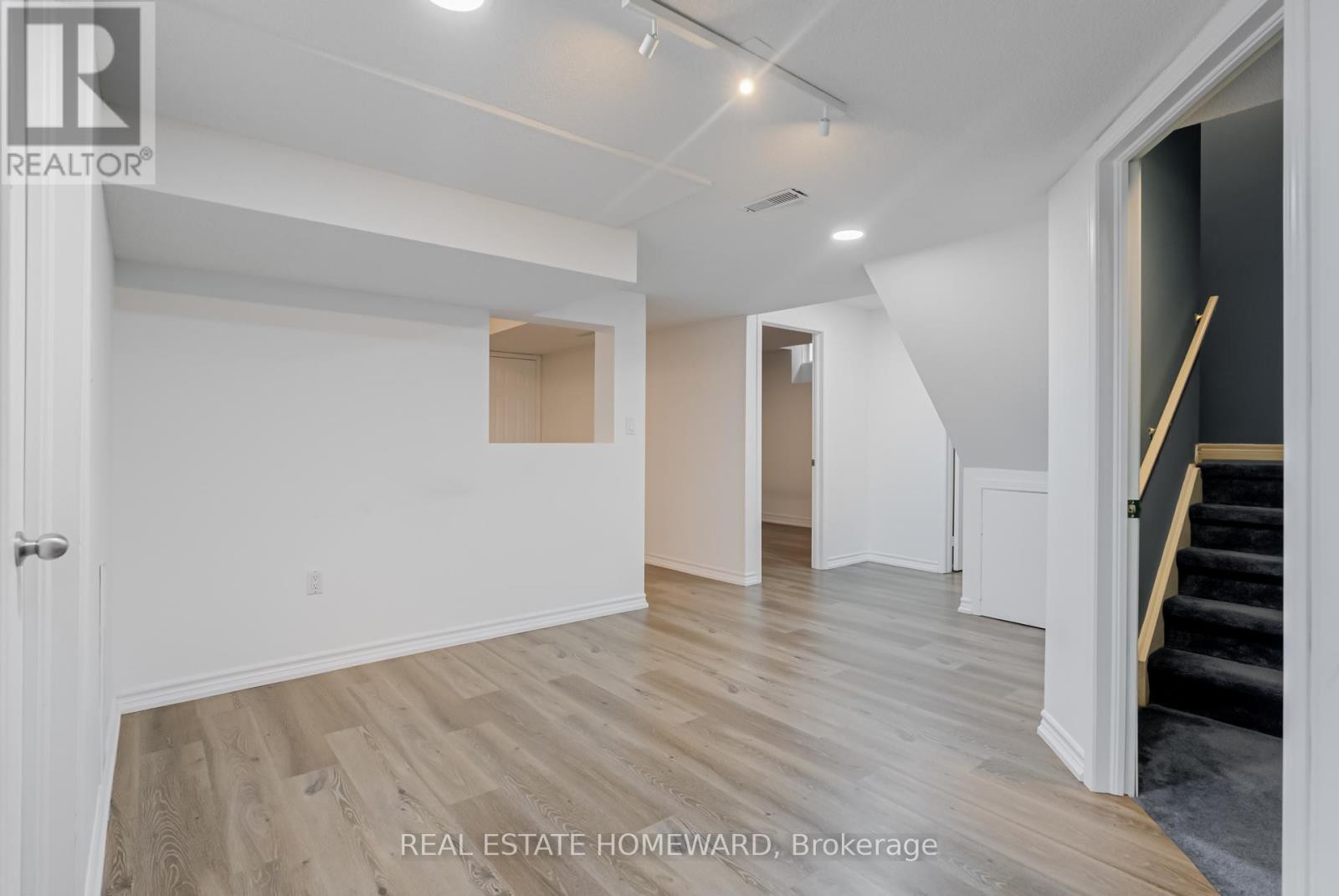 












207 VALENTINA DRIVE

,
Markham (Village Green-South Unionville),




Ontario
L3R4R5

