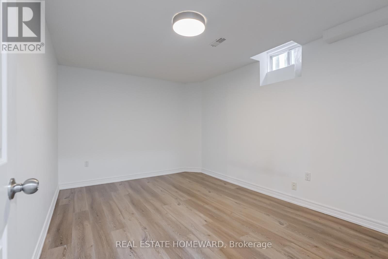 












207 VALENTINA DRIVE

,
Markham (Village Green-South Unionville),




Ontario
L3R4R5

