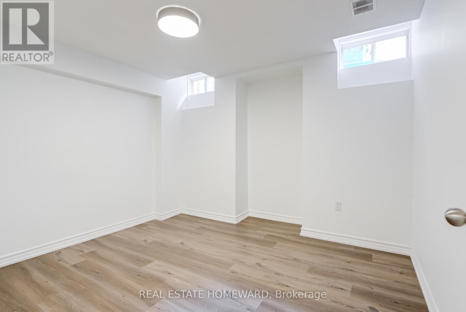 












207 VALENTINA DRIVE

,
Markham (Village Green-South Unionville),




Ontario
L3R4R5

