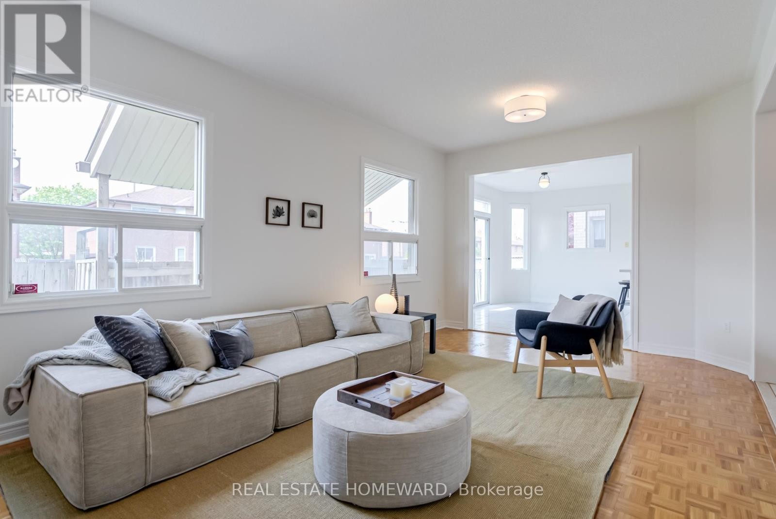 












207 VALENTINA DRIVE

,
Markham (Village Green-South Unionville),




Ontario
L3R4R5

