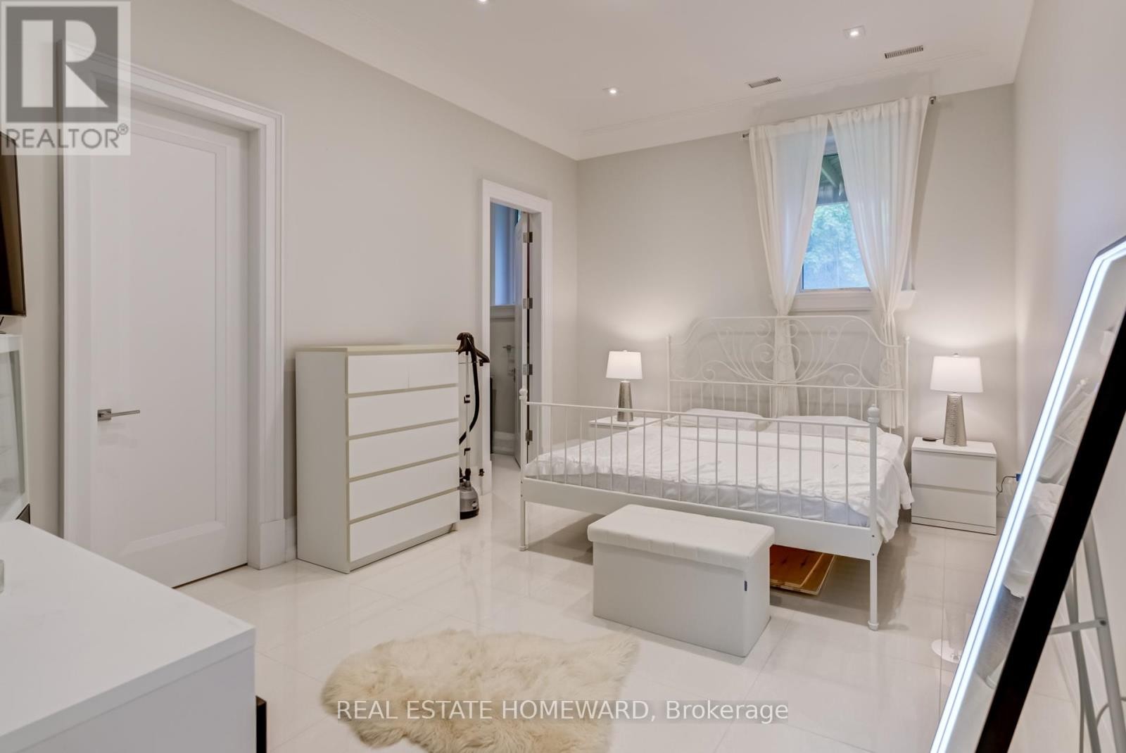 












6 MACKAY DRIVE

,
Richmond Hill (South Richvale),




Ontario
L4C6P1

