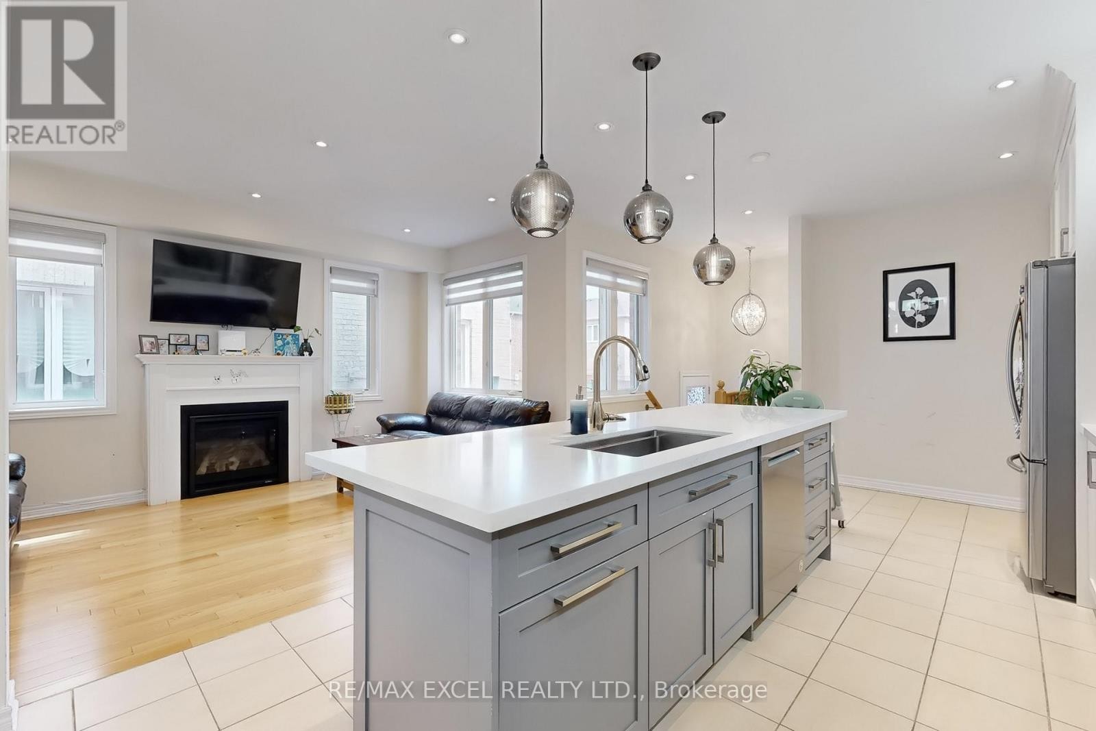 












9 SUNNYSIDE HILL ROAD

,
Markham (Cornell),




Ontario
L6B0X4

