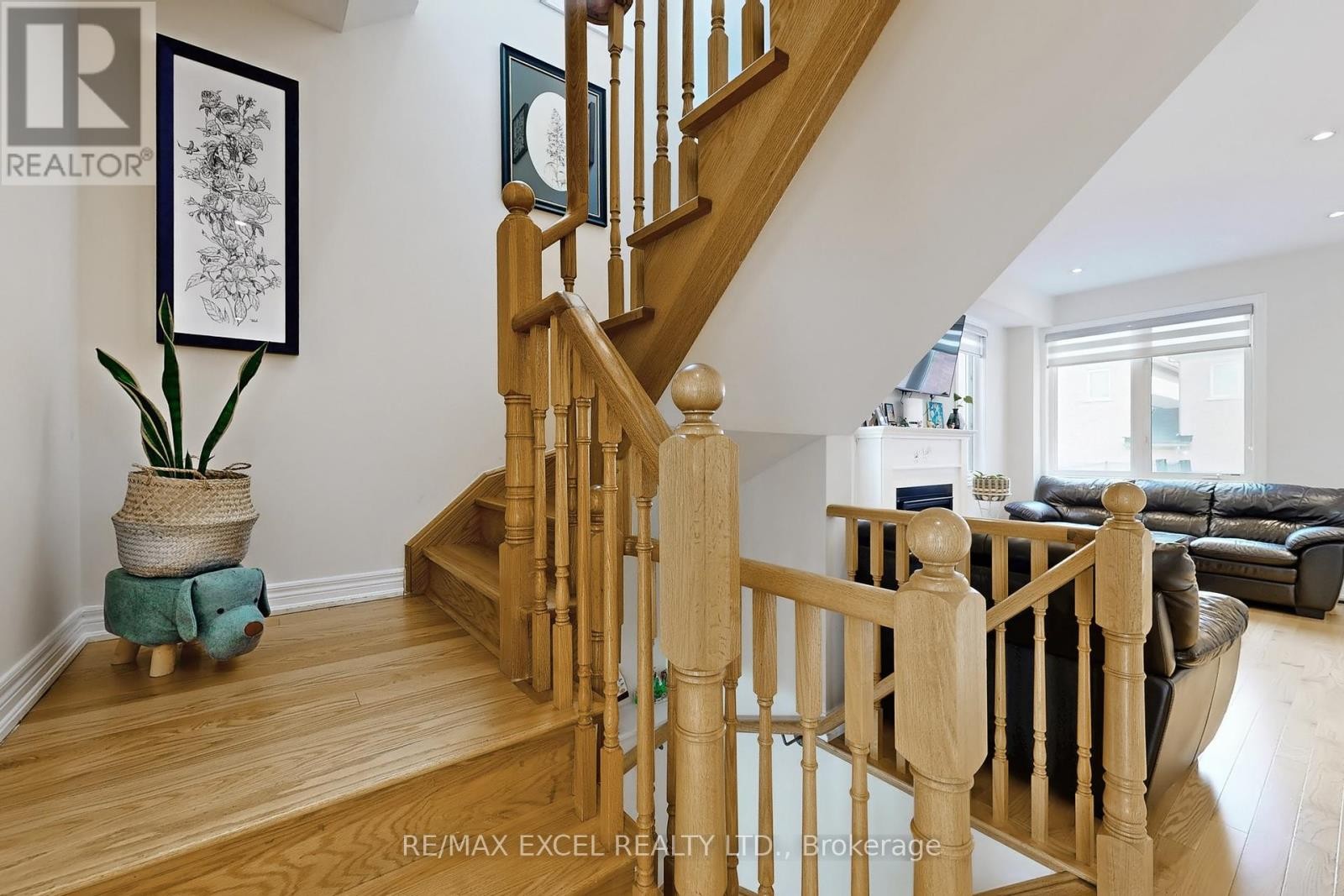 












9 SUNNYSIDE HILL ROAD

,
Markham (Cornell),




Ontario
L6B0X4

