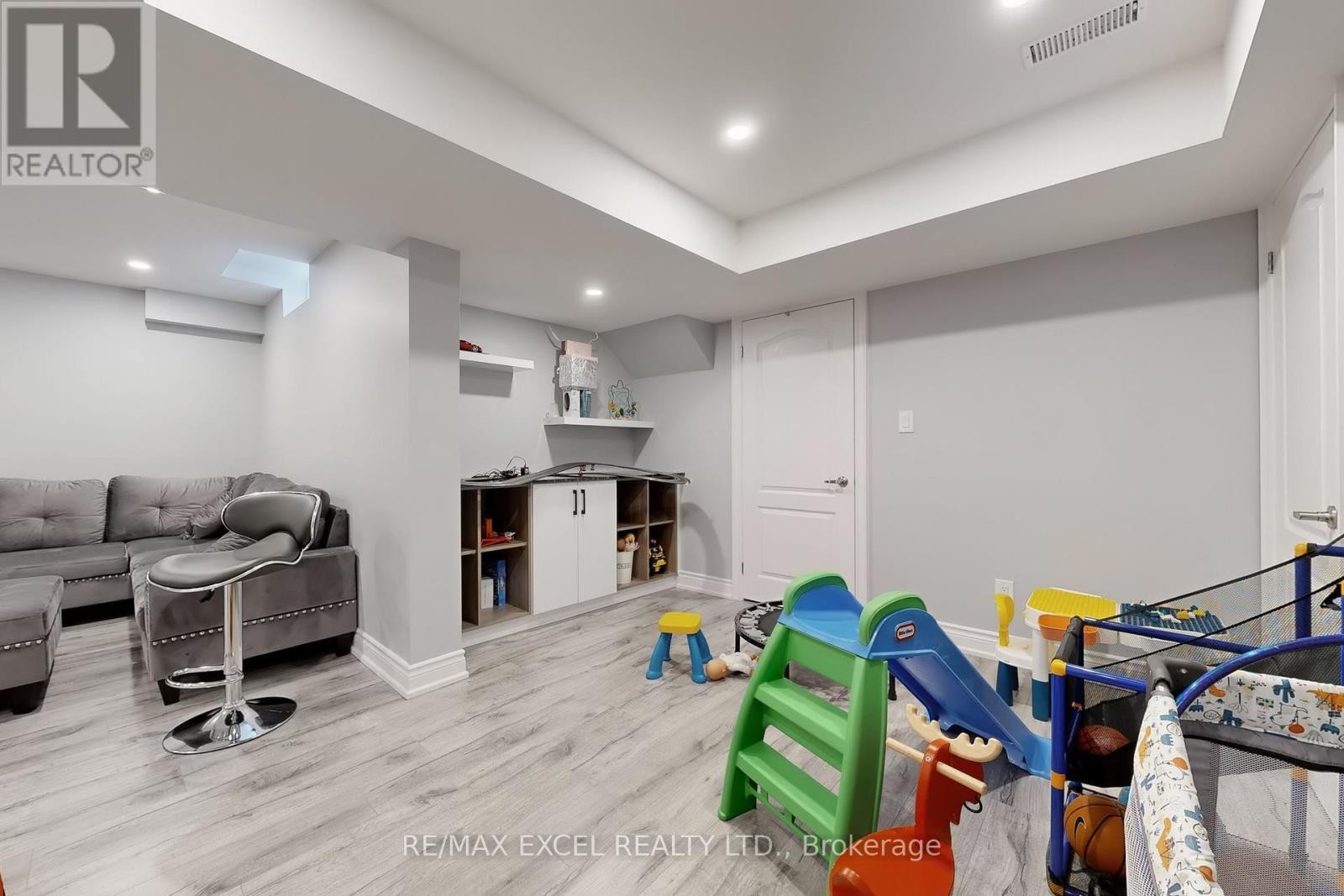 












9 SUNNYSIDE HILL ROAD

,
Markham (Cornell),




Ontario
L6B0X4

