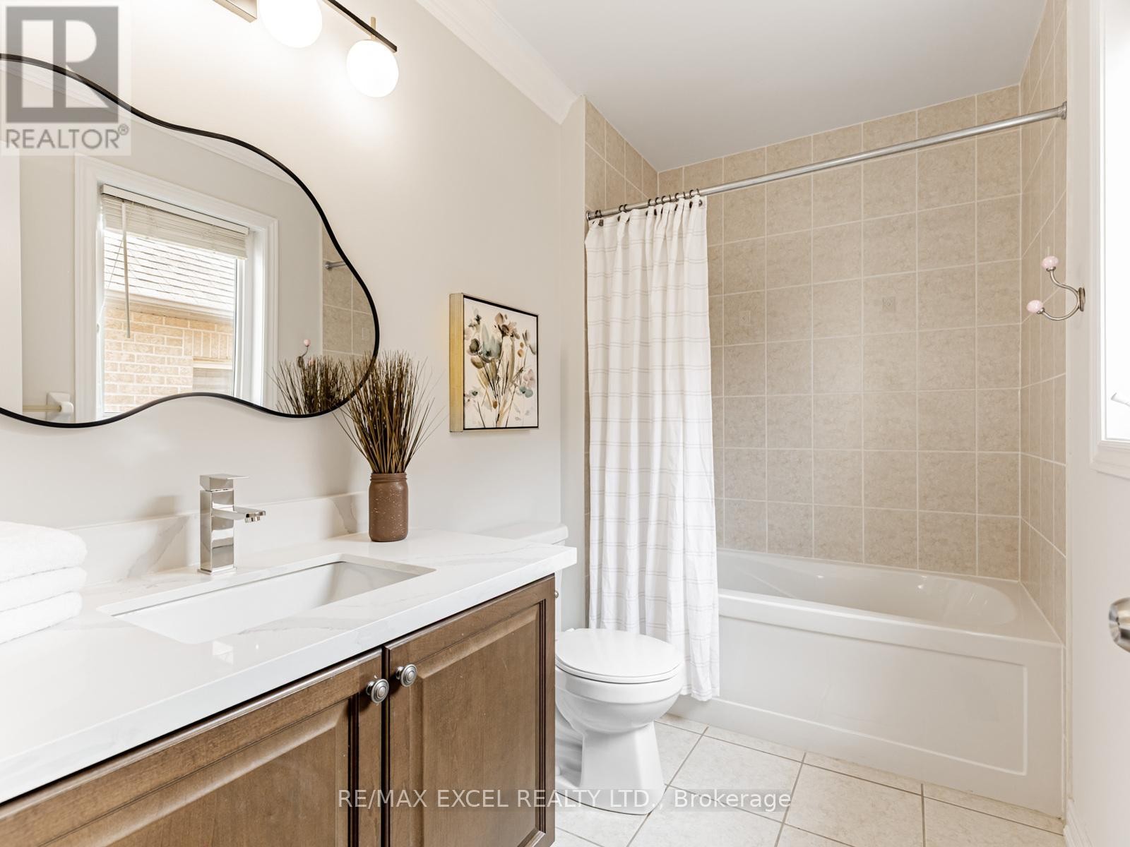 












7 THORNHILL RAVINES CRESCENT

,
Vaughan (Patterson),




Ontario
L6A4J8

