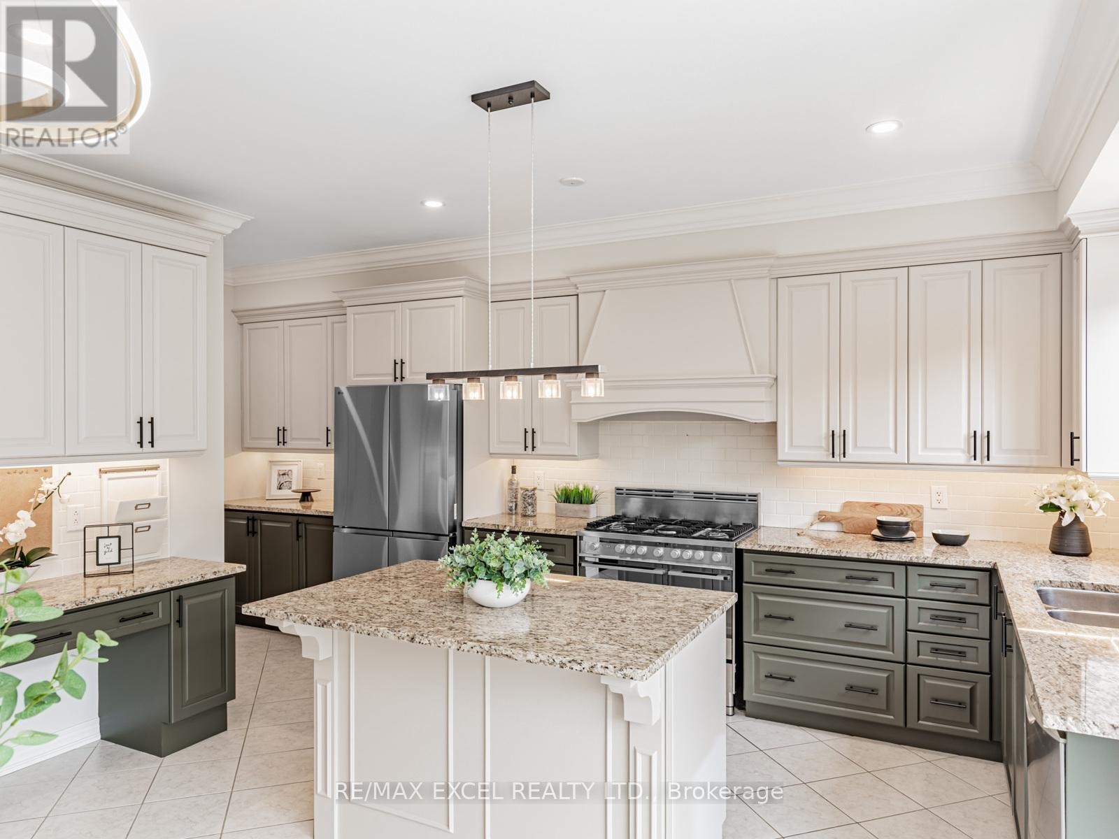 












7 THORNHILL RAVINES CRESCENT

,
Vaughan (Patterson),




Ontario
L6A4J8

