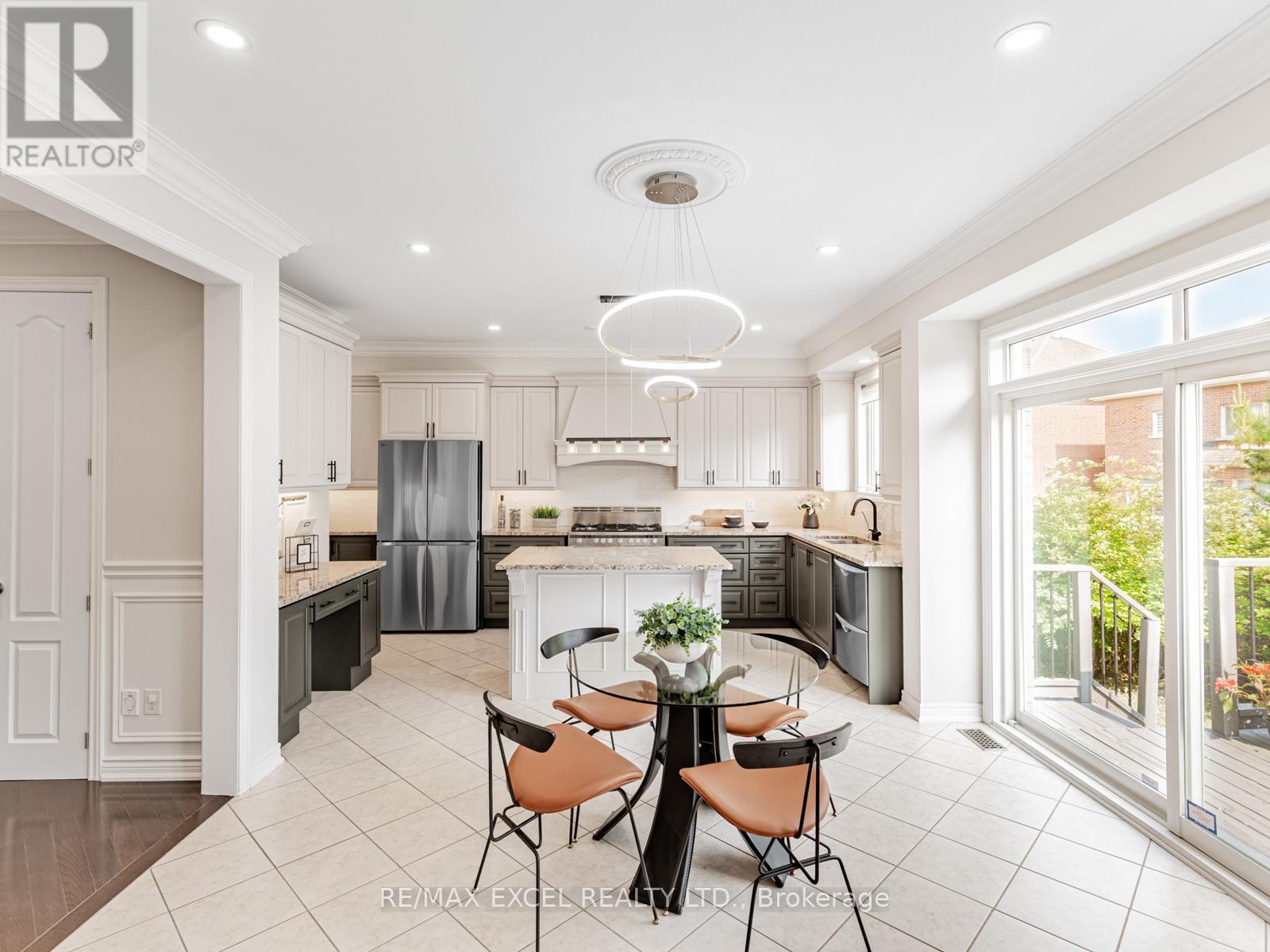 












7 THORNHILL RAVINES CRESCENT

,
Vaughan (Patterson),




Ontario
L6A4J8

