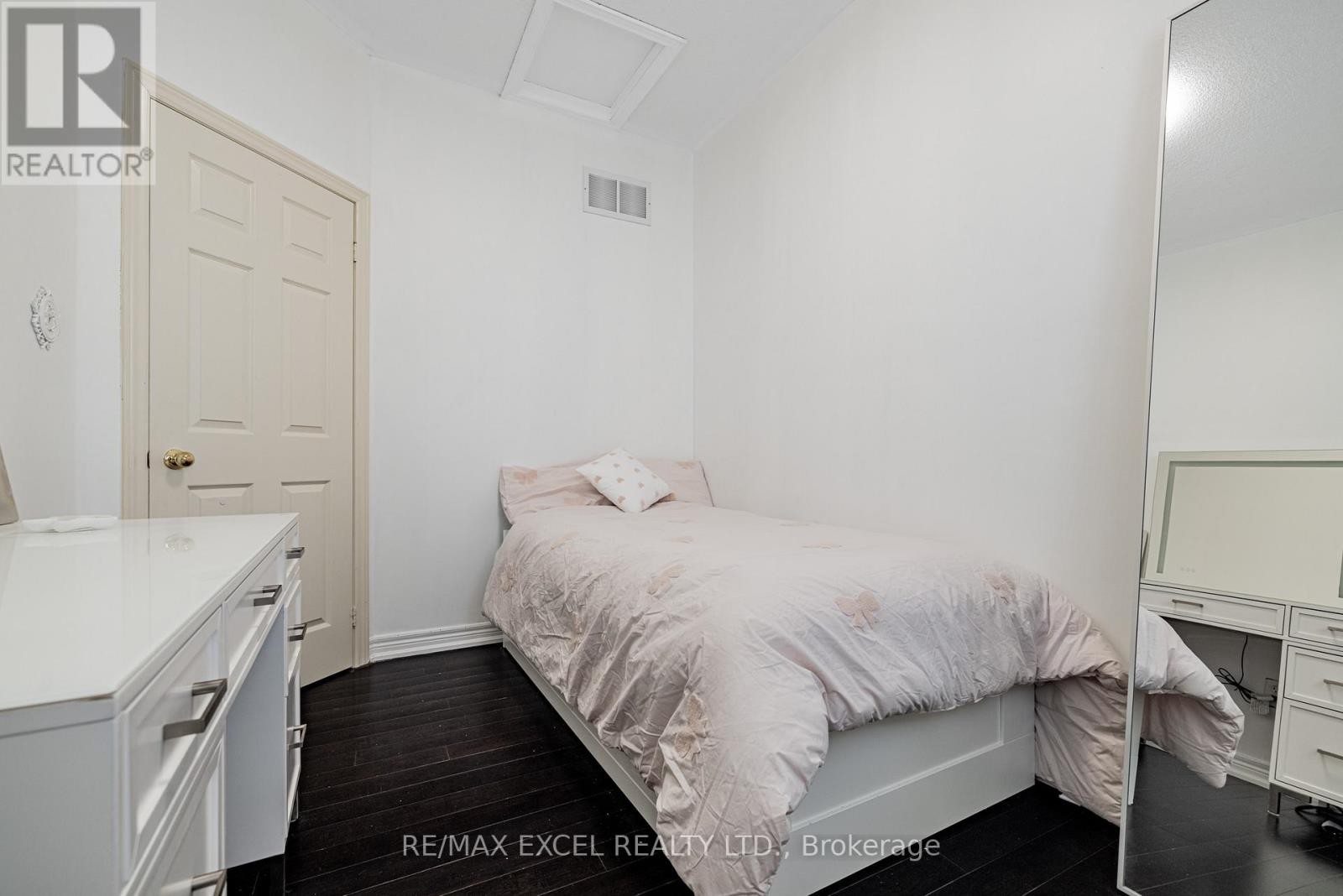 












46 GUERY CRESCENT

,
Vaughan (East Woodbridge),




Ontario
L4L9P5

