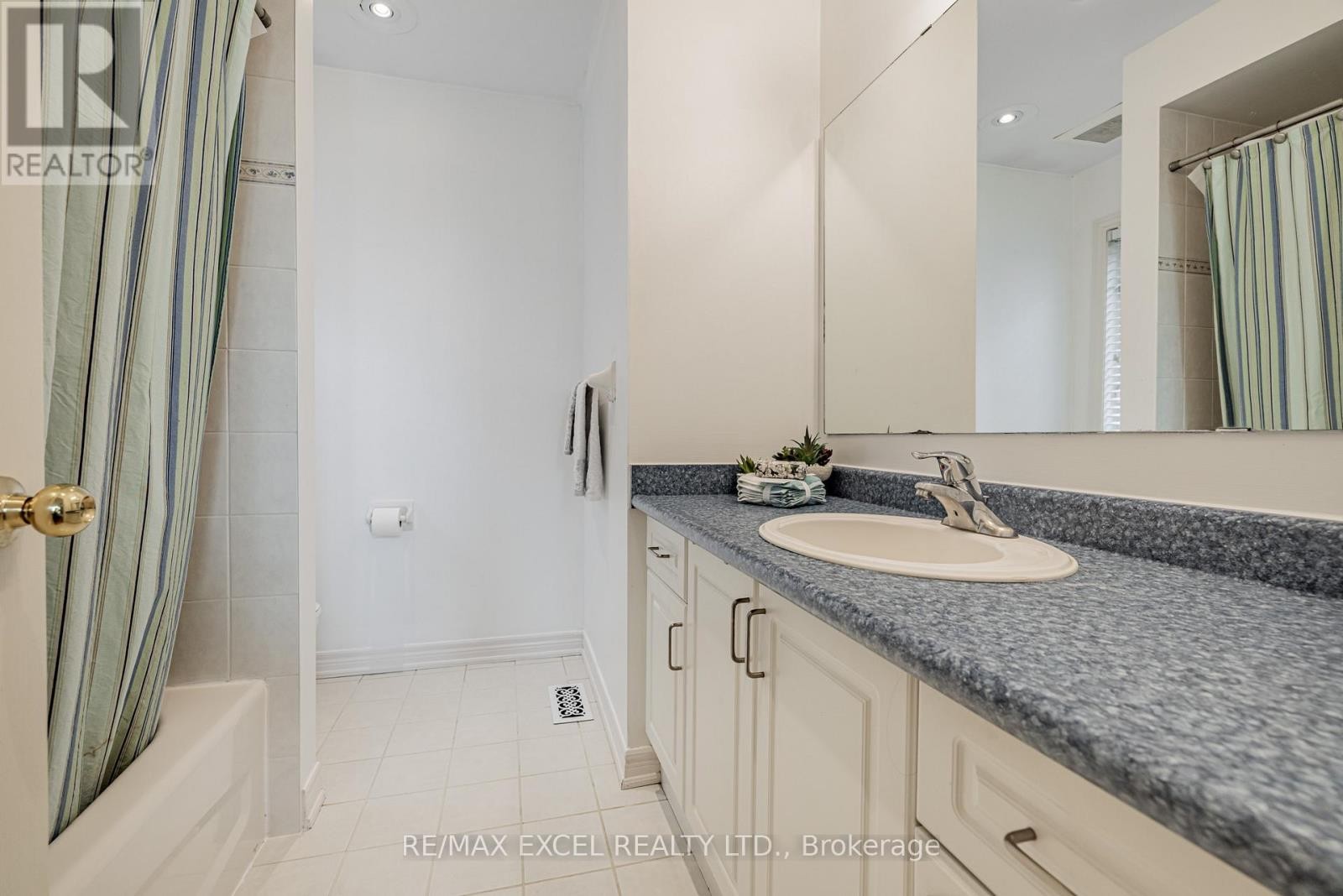 












46 GUERY CRESCENT

,
Vaughan (East Woodbridge),




Ontario
L4L9P5

