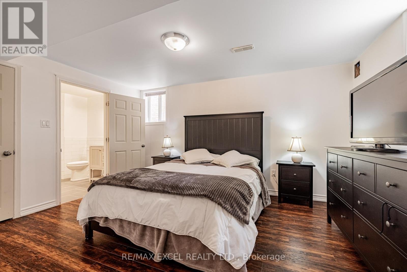 












46 GUERY CRESCENT

,
Vaughan (East Woodbridge),




Ontario
L4L9P5

