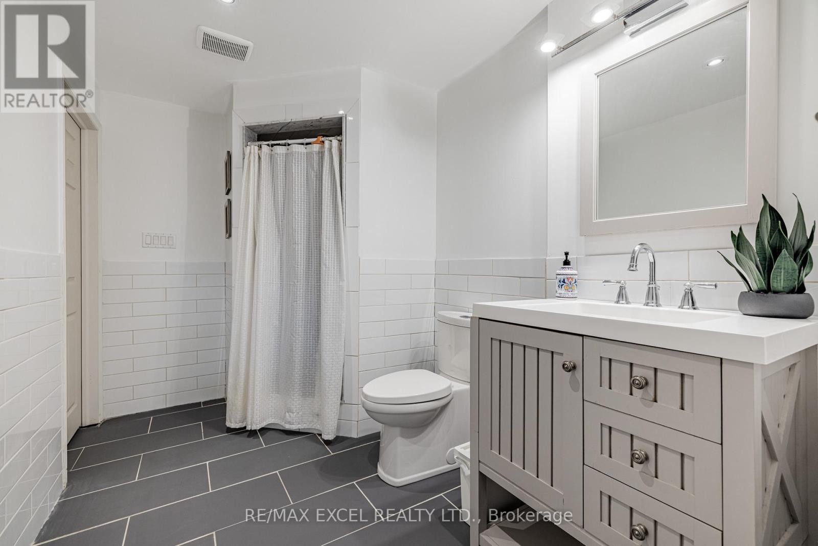 












46 GUERY CRESCENT

,
Vaughan (East Woodbridge),




Ontario
L4L9P5

