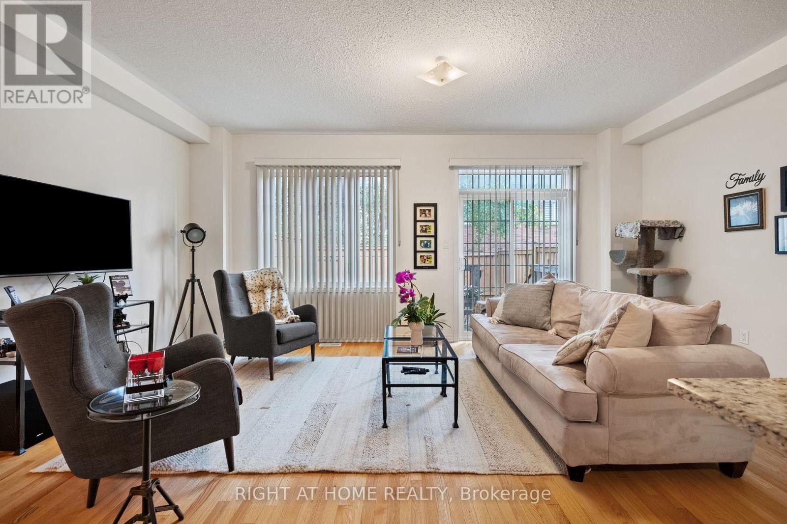 












12 - 8777 DUFFERIN STREET

,
Vaughan (Patterson),




Ontario
L4J8W3

