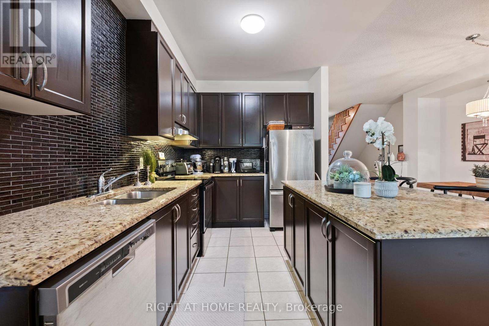 












12 - 8777 DUFFERIN STREET

,
Vaughan (Patterson),




Ontario
L4J8W3

