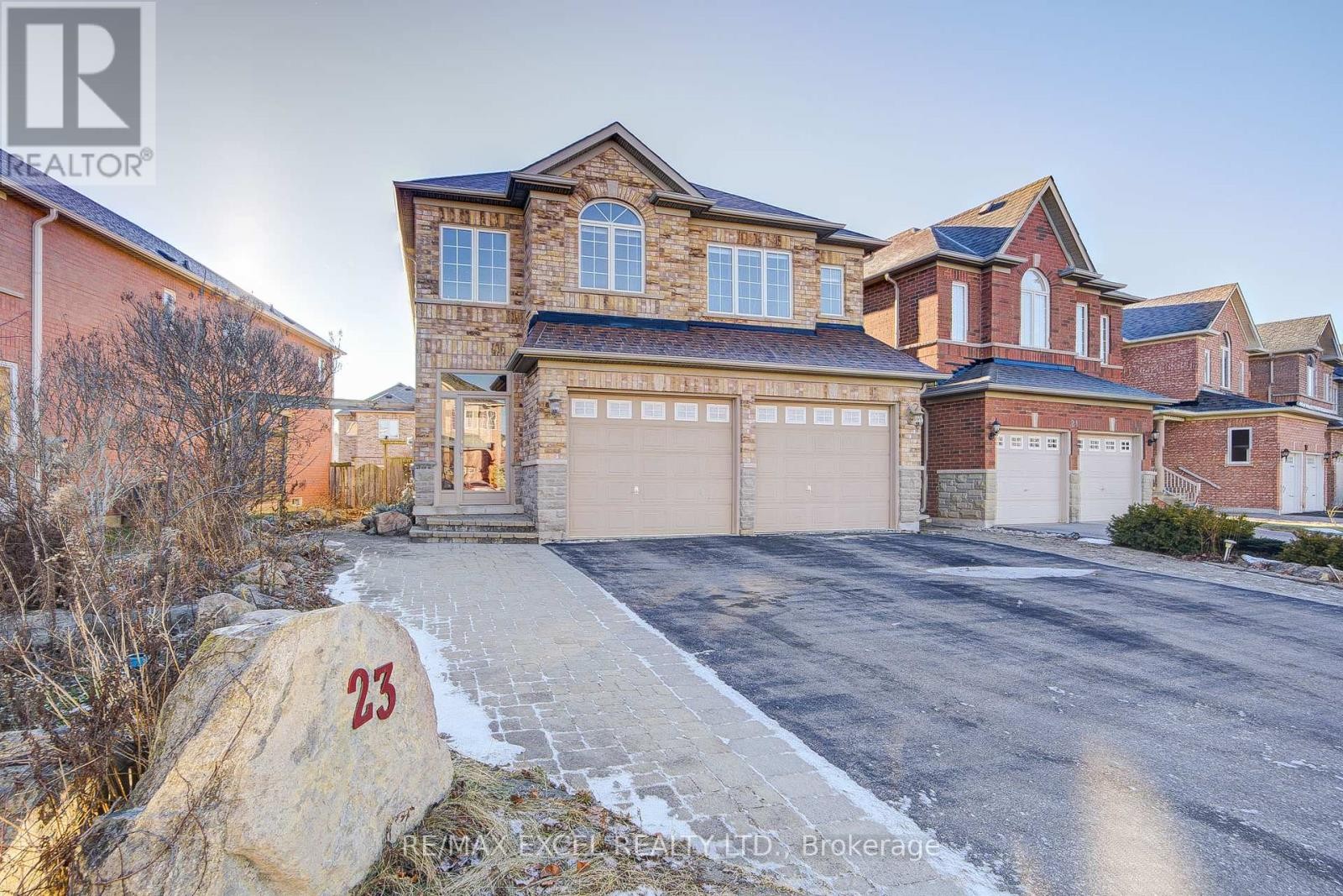 












23 LENA DRIVE

,
Richmond Hill (Rouge Woods),




Ontario
L4S2V4

