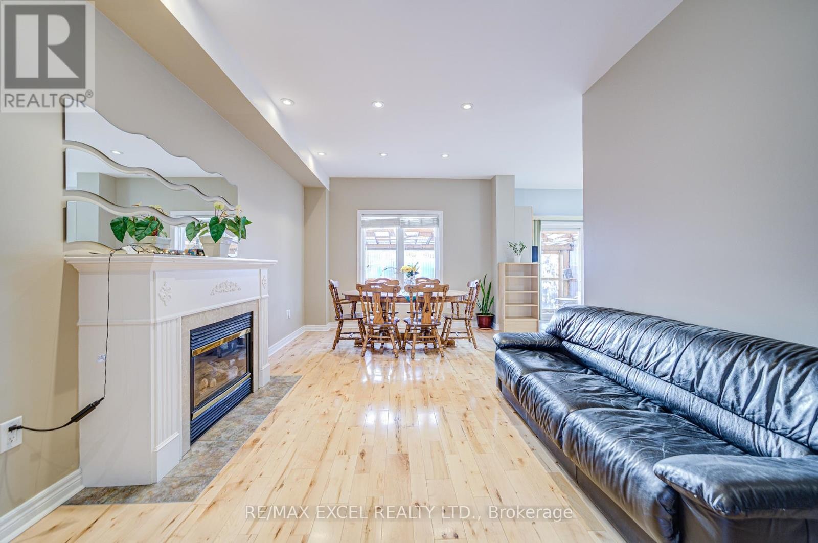 












23 LENA DRIVE

,
Richmond Hill (Rouge Woods),




Ontario
L4S2V4

