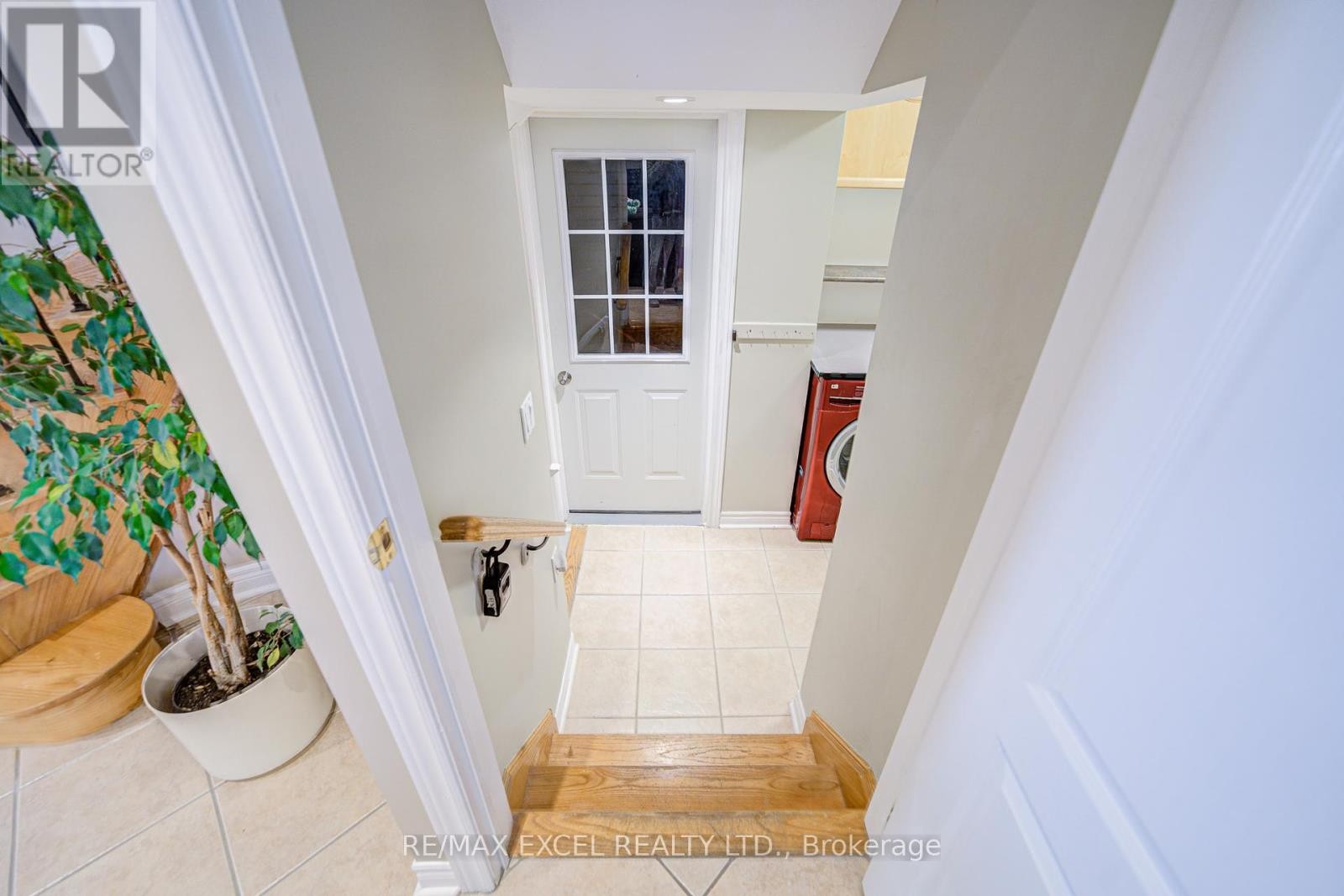 












23 LENA DRIVE

,
Richmond Hill (Rouge Woods),




Ontario
L4S2V4

