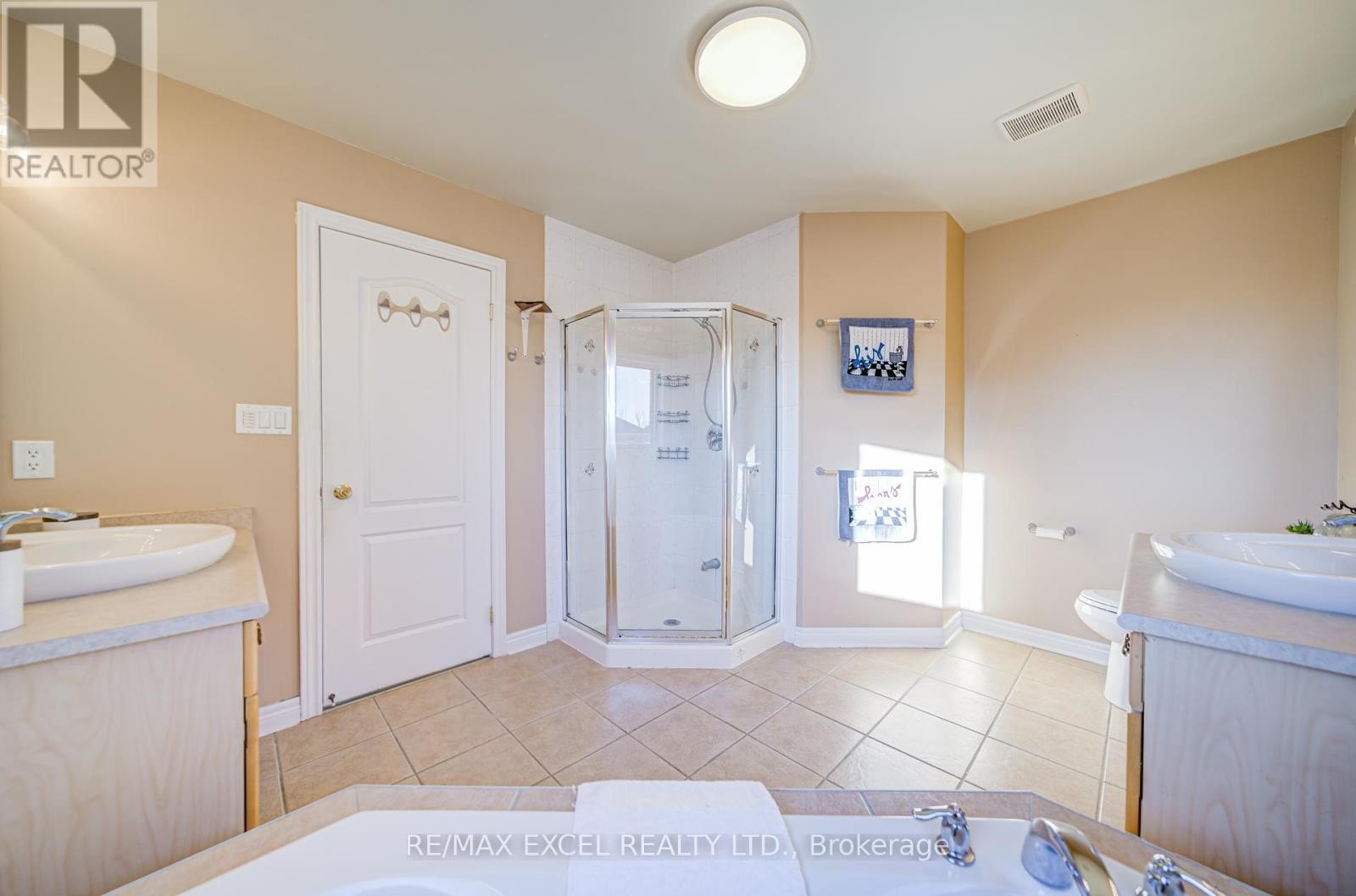 












23 LENA DRIVE

,
Richmond Hill (Rouge Woods),




Ontario
L4S2V4

