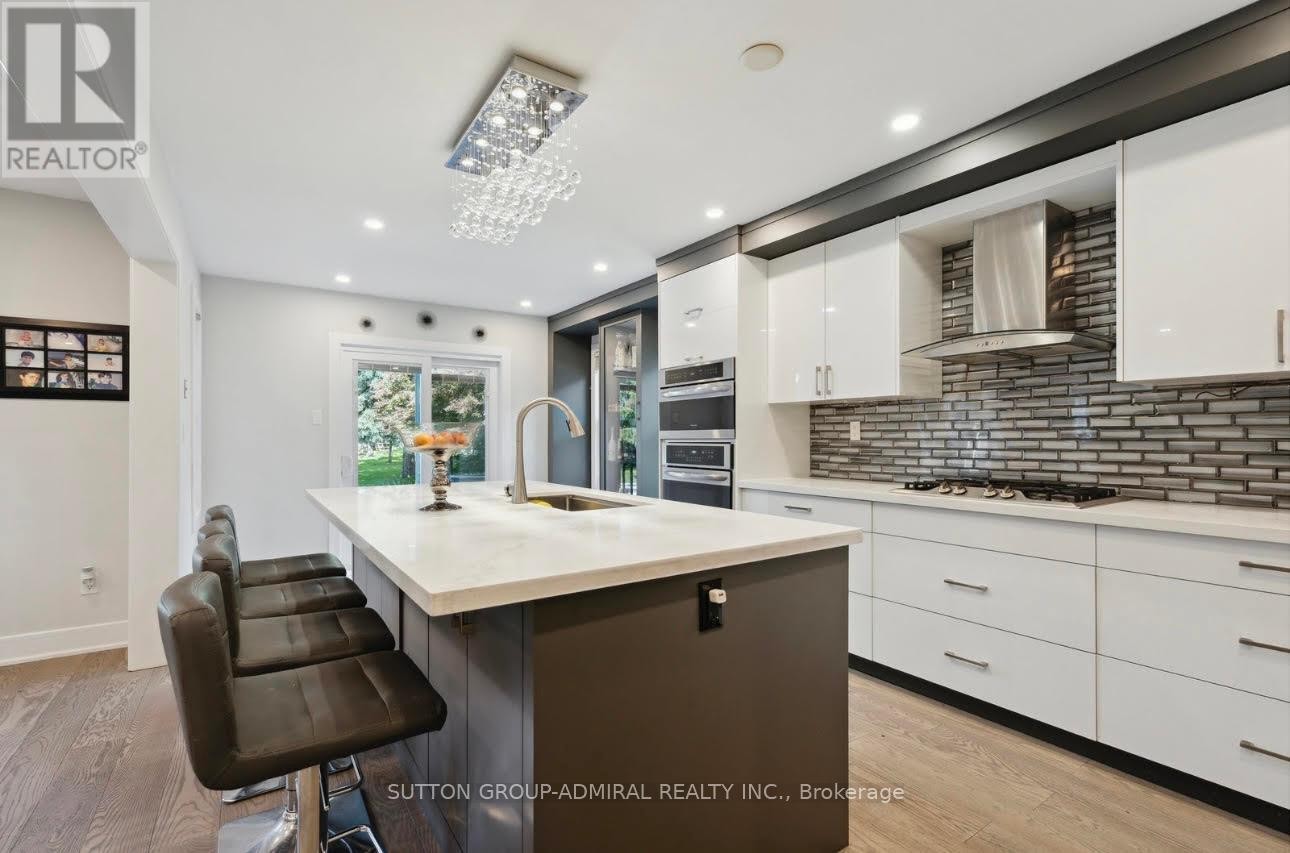 












47 DORIS CRESCENT

,
Newmarket (Bristol-London),




Ontario
L3Y7V3

