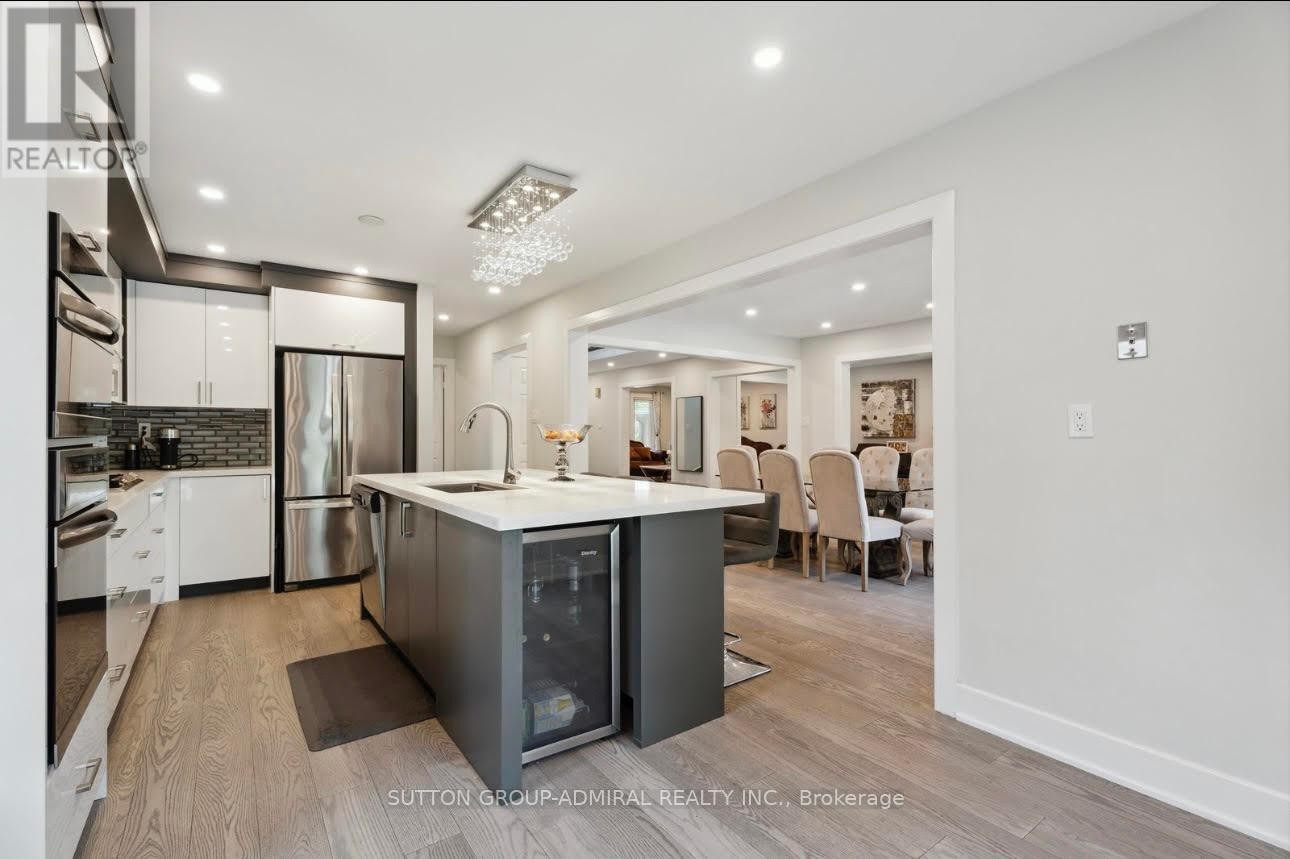 












47 DORIS CRESCENT

,
Newmarket (Bristol-London),




Ontario
L3Y7V3

