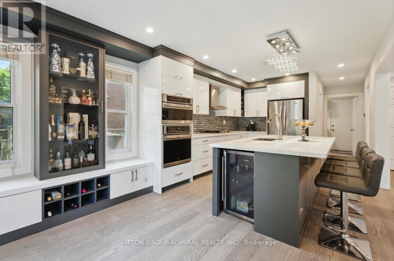 












47 DORIS CRESCENT

,
Newmarket (Bristol-London),




Ontario
L3Y7V3

