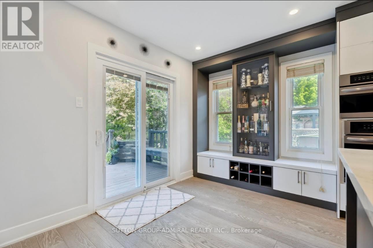












47 DORIS CRESCENT

,
Newmarket (Bristol-London),




Ontario
L3Y7V3

