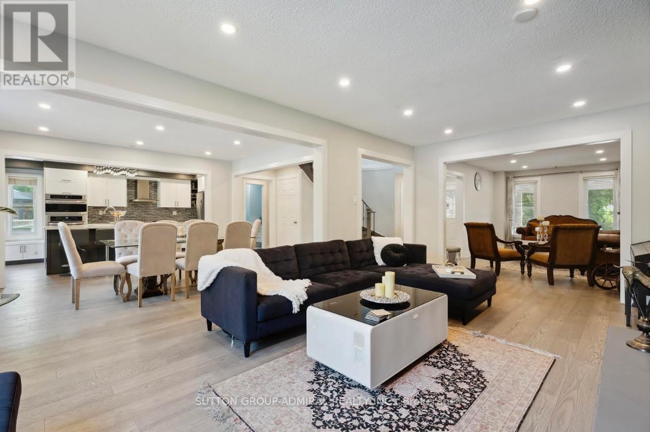 












47 DORIS CRESCENT

,
Newmarket (Bristol-London),




Ontario
L3Y7V3

