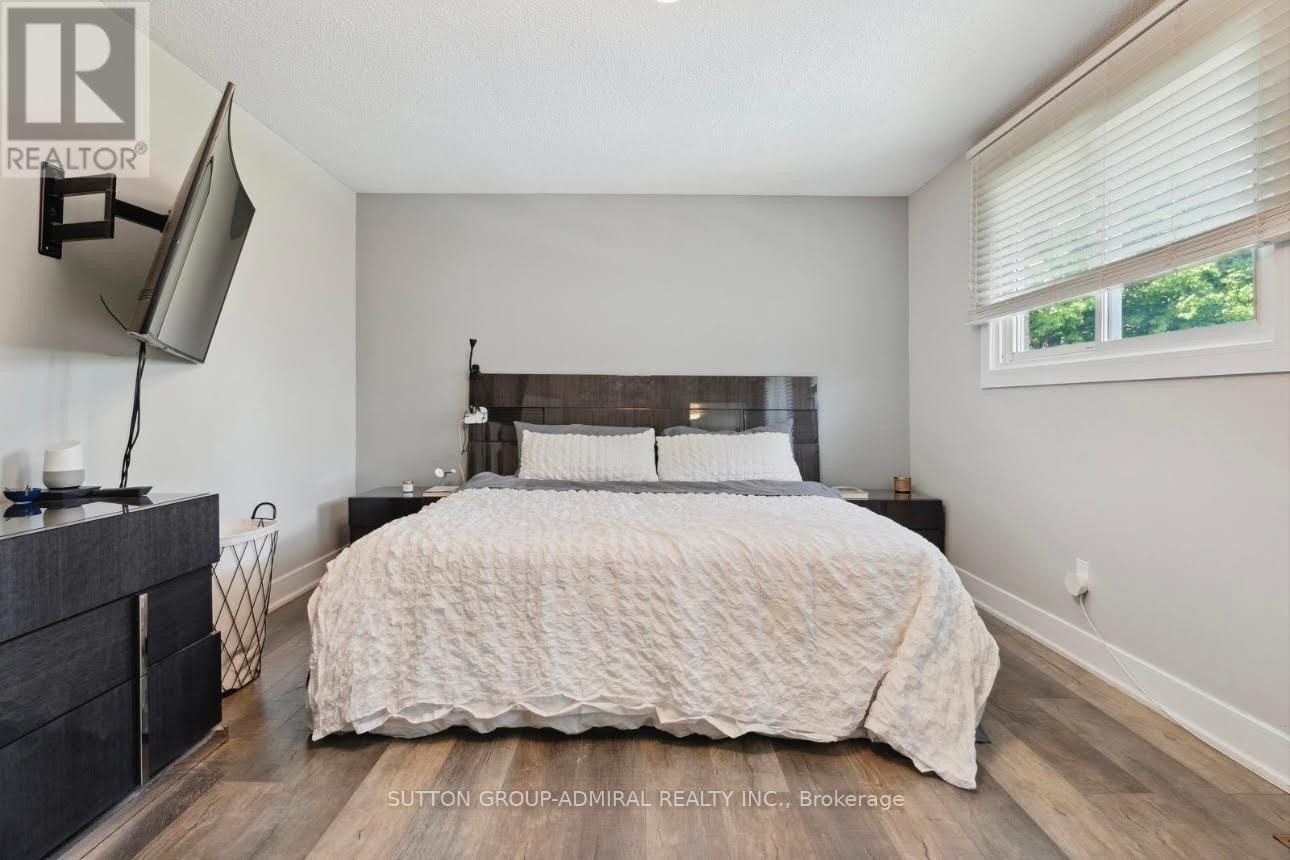 












47 DORIS CRESCENT

,
Newmarket (Bristol-London),




Ontario
L3Y7V3

