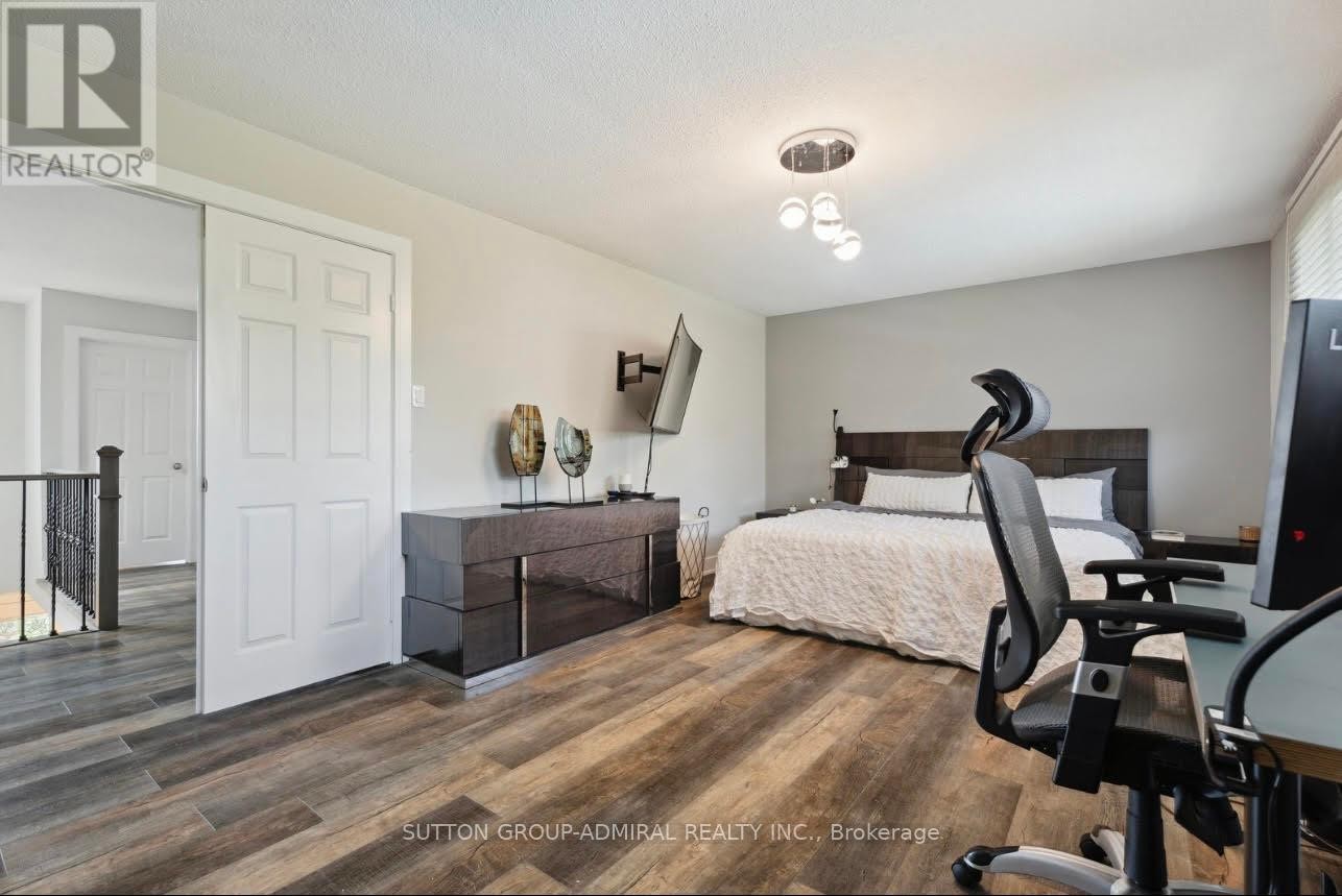 












47 DORIS CRESCENT

,
Newmarket (Bristol-London),




Ontario
L3Y7V3

