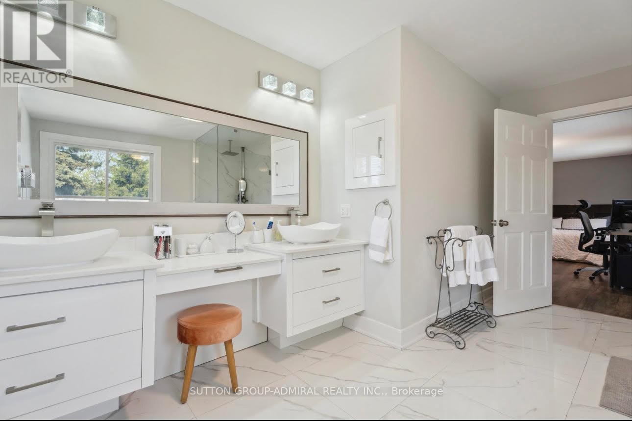 












47 DORIS CRESCENT

,
Newmarket (Bristol-London),




Ontario
L3Y7V3

