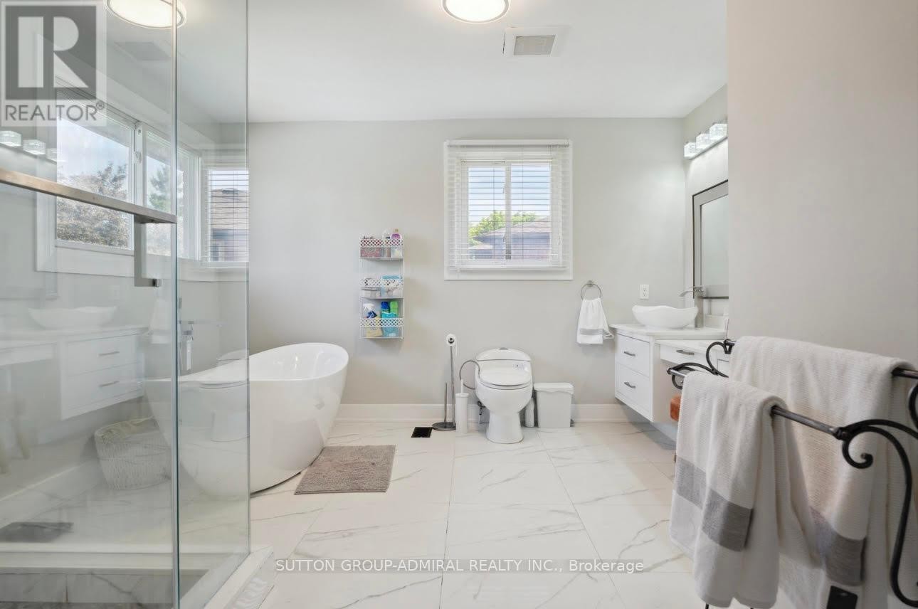












47 DORIS CRESCENT

,
Newmarket (Bristol-London),




Ontario
L3Y7V3


