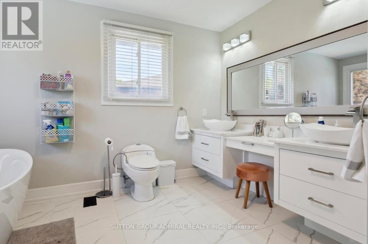 












47 DORIS CRESCENT

,
Newmarket (Bristol-London),




Ontario
L3Y7V3

