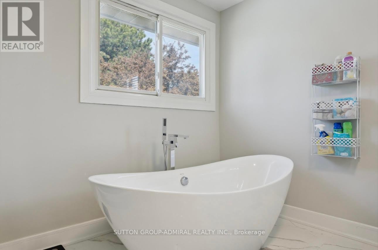 












47 DORIS CRESCENT

,
Newmarket (Bristol-London),




Ontario
L3Y7V3

