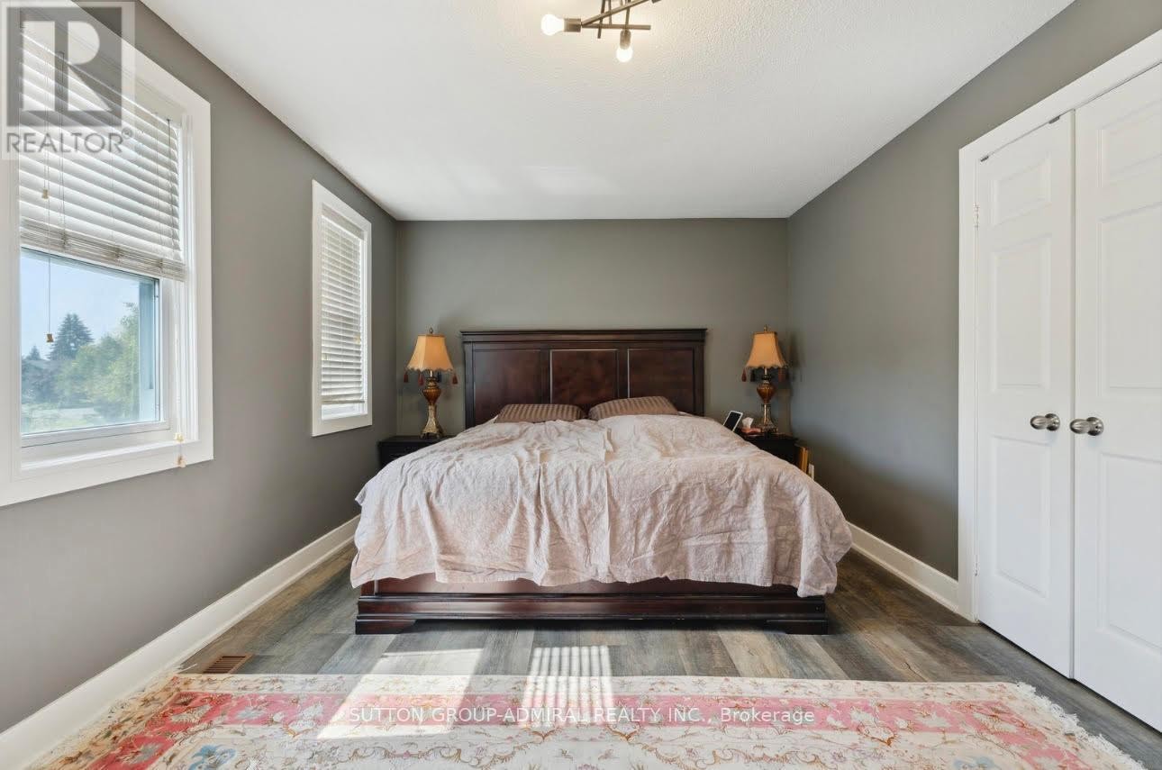 












47 DORIS CRESCENT

,
Newmarket (Bristol-London),




Ontario
L3Y7V3

