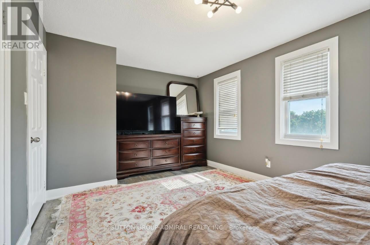 












47 DORIS CRESCENT

,
Newmarket (Bristol-London),




Ontario
L3Y7V3

