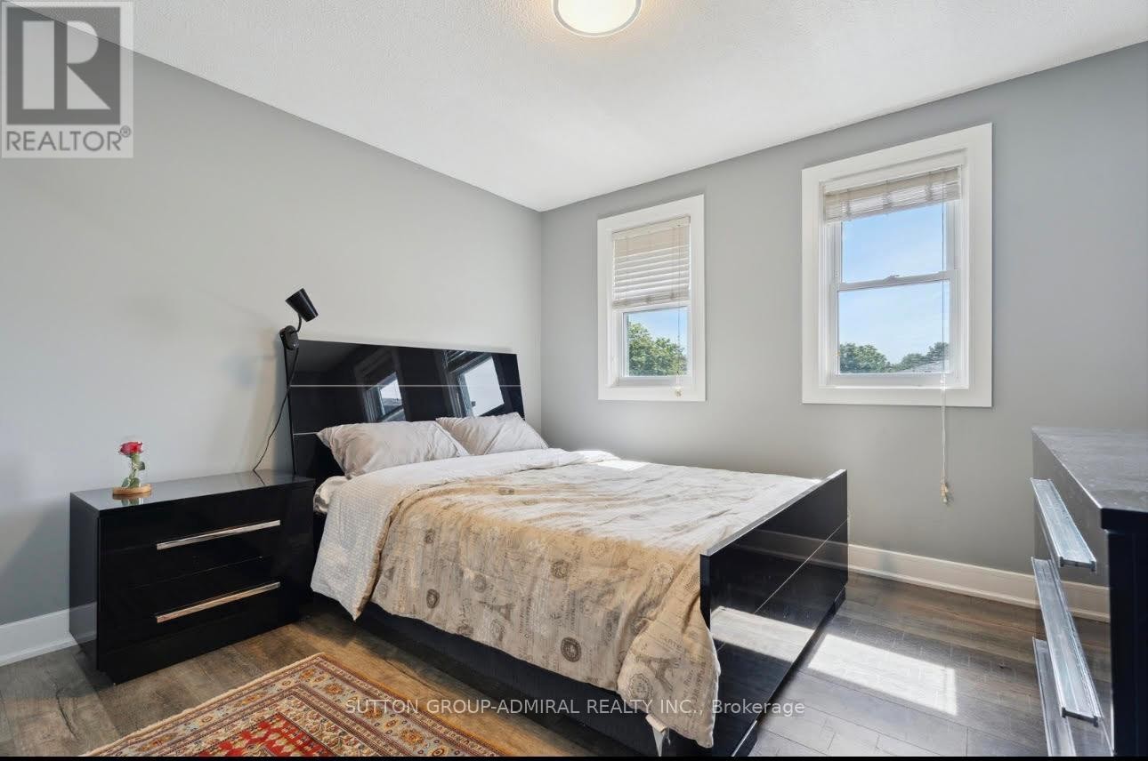 












47 DORIS CRESCENT

,
Newmarket (Bristol-London),




Ontario
L3Y7V3

