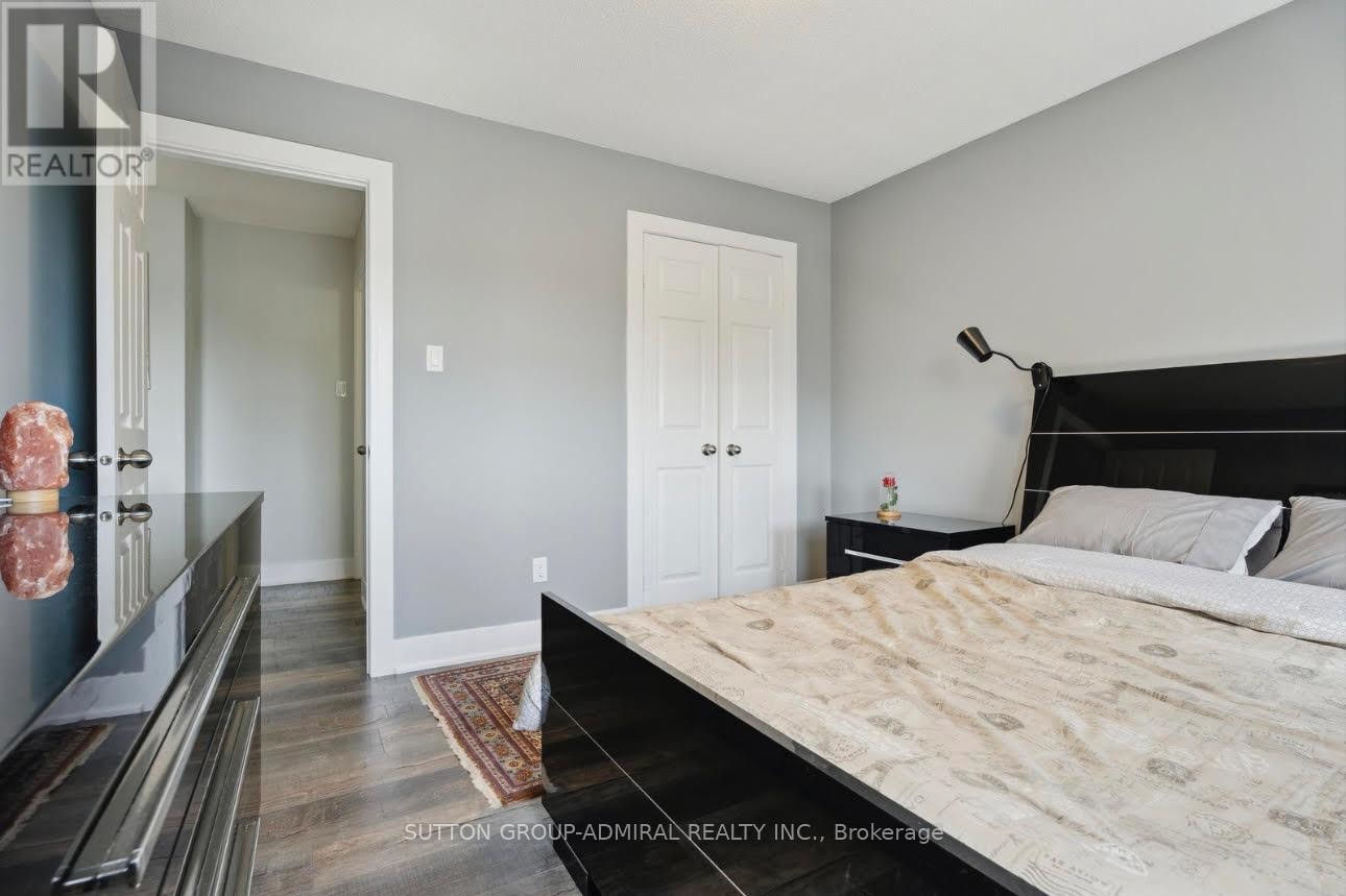 












47 DORIS CRESCENT

,
Newmarket (Bristol-London),




Ontario
L3Y7V3

