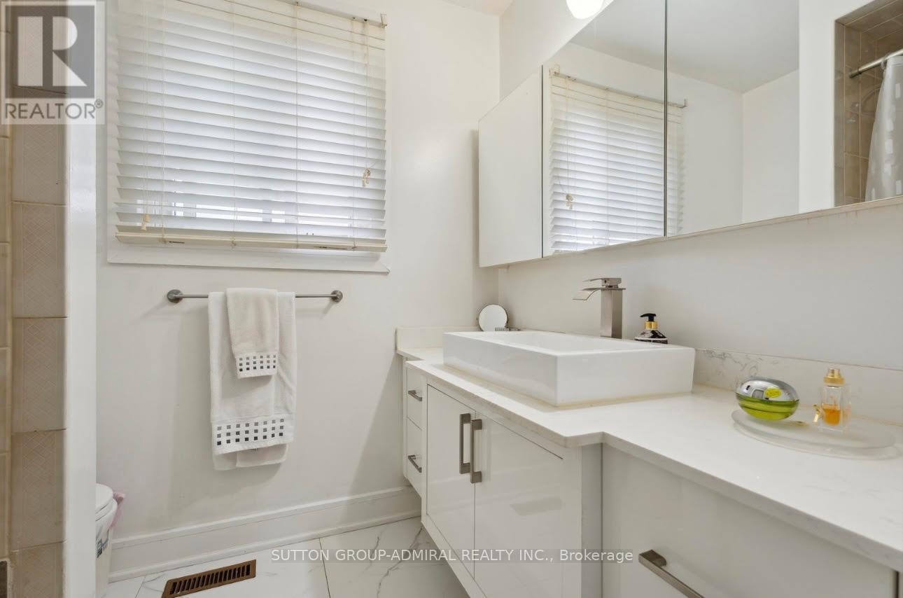 












47 DORIS CRESCENT

,
Newmarket (Bristol-London),




Ontario
L3Y7V3

