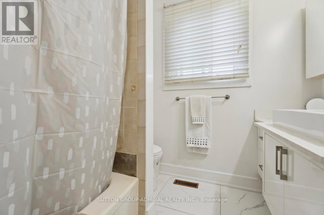 












47 DORIS CRESCENT

,
Newmarket (Bristol-London),




Ontario
L3Y7V3

