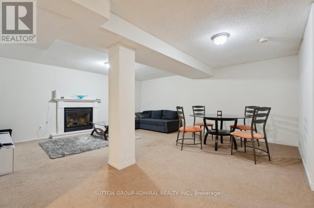 












47 DORIS CRESCENT

,
Newmarket (Bristol-London),




Ontario
L3Y7V3

