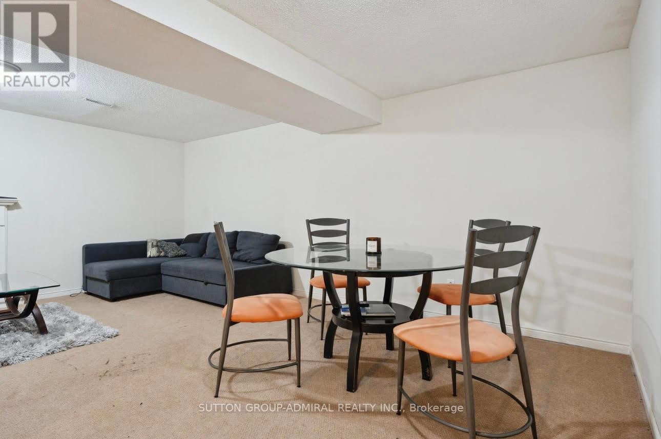 












47 DORIS CRESCENT

,
Newmarket (Bristol-London),




Ontario
L3Y7V3

