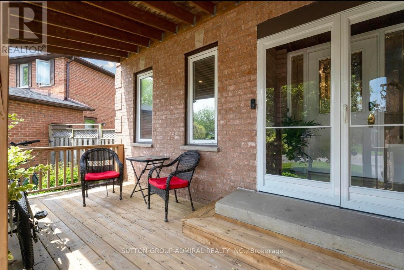 












47 DORIS CRESCENT

,
Newmarket (Bristol-London),




Ontario
L3Y7V3

