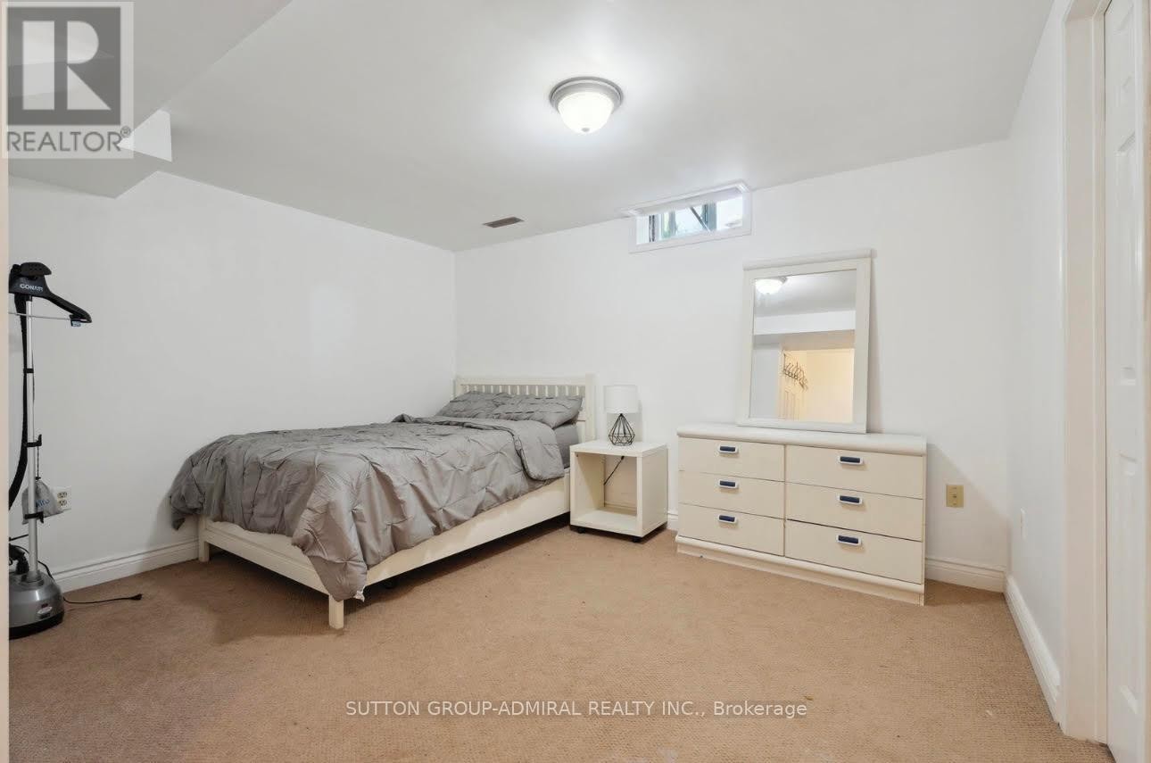 












47 DORIS CRESCENT

,
Newmarket (Bristol-London),




Ontario
L3Y7V3

